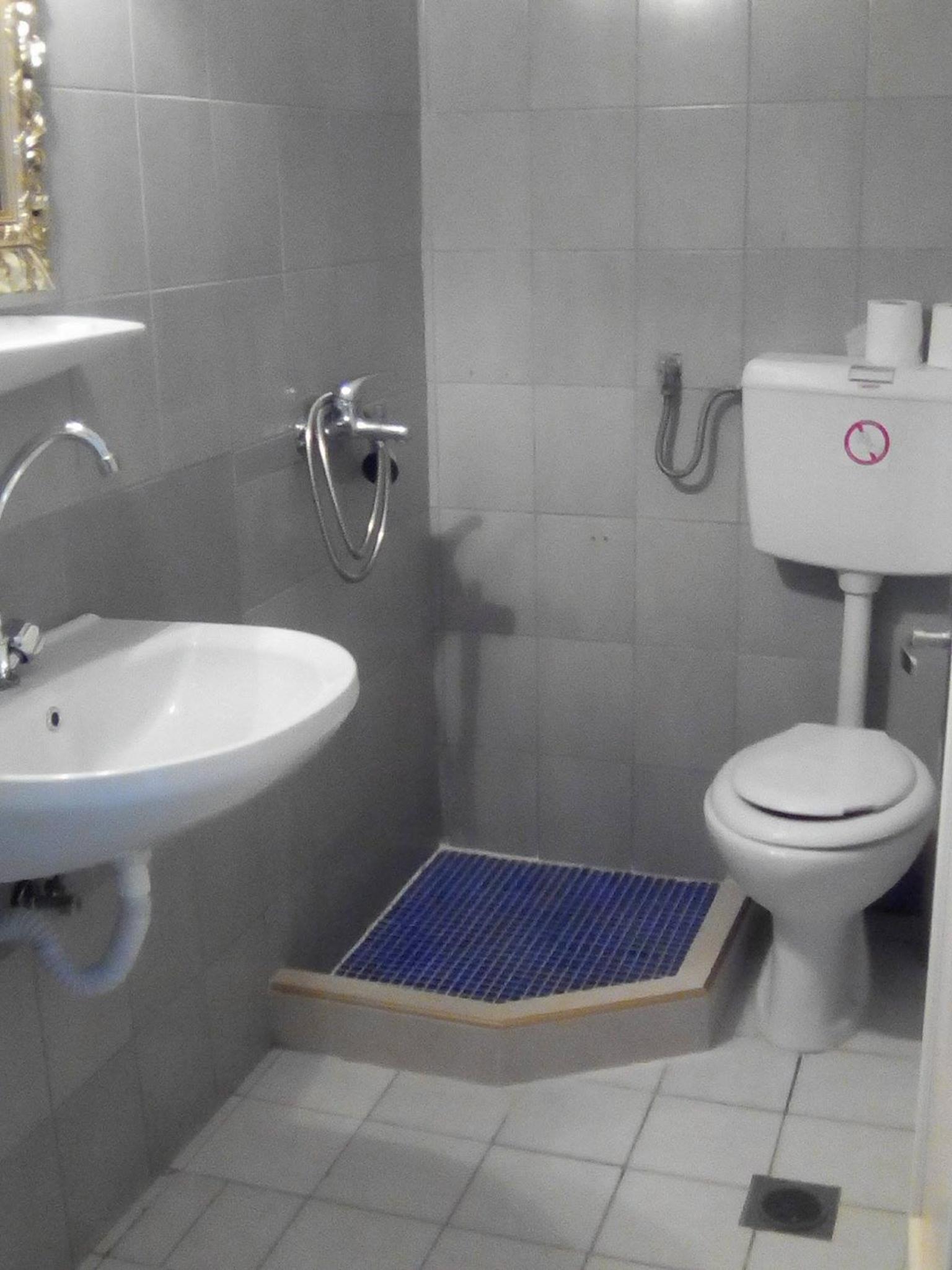 Twin Room - Photo 11
