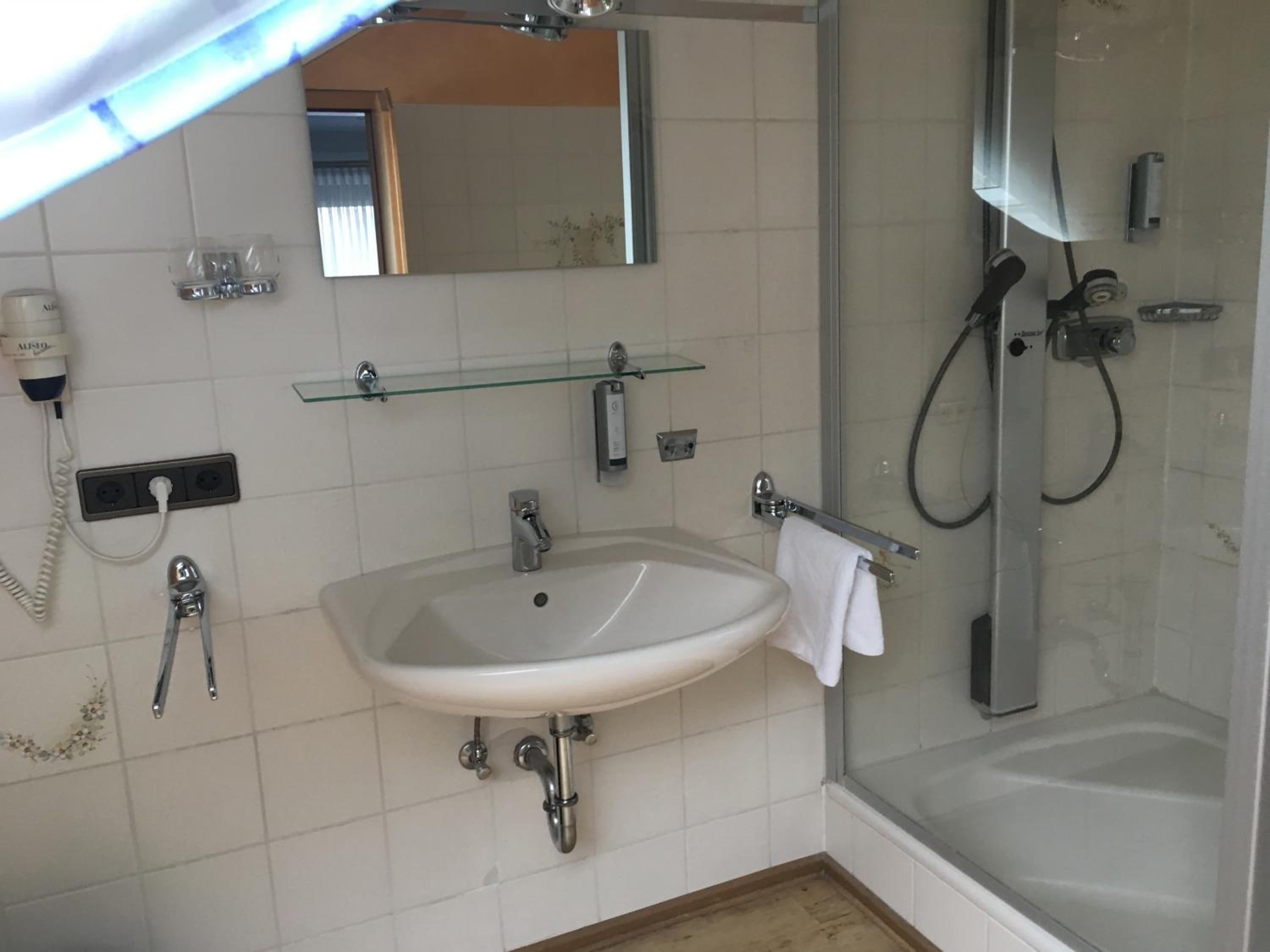 Double Room with Private Bathroom - Photo 7