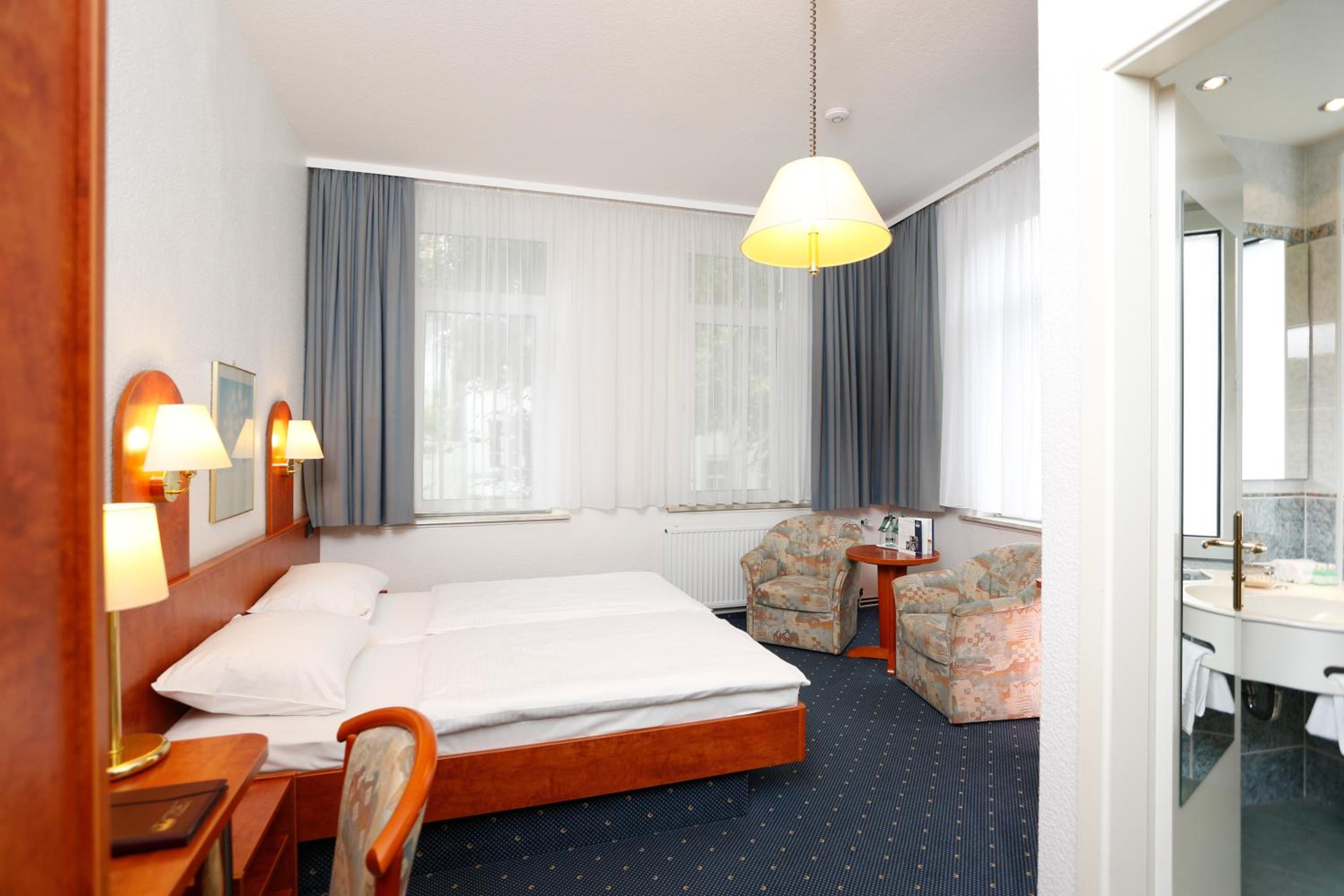 Standard Twin Room - Photo 2