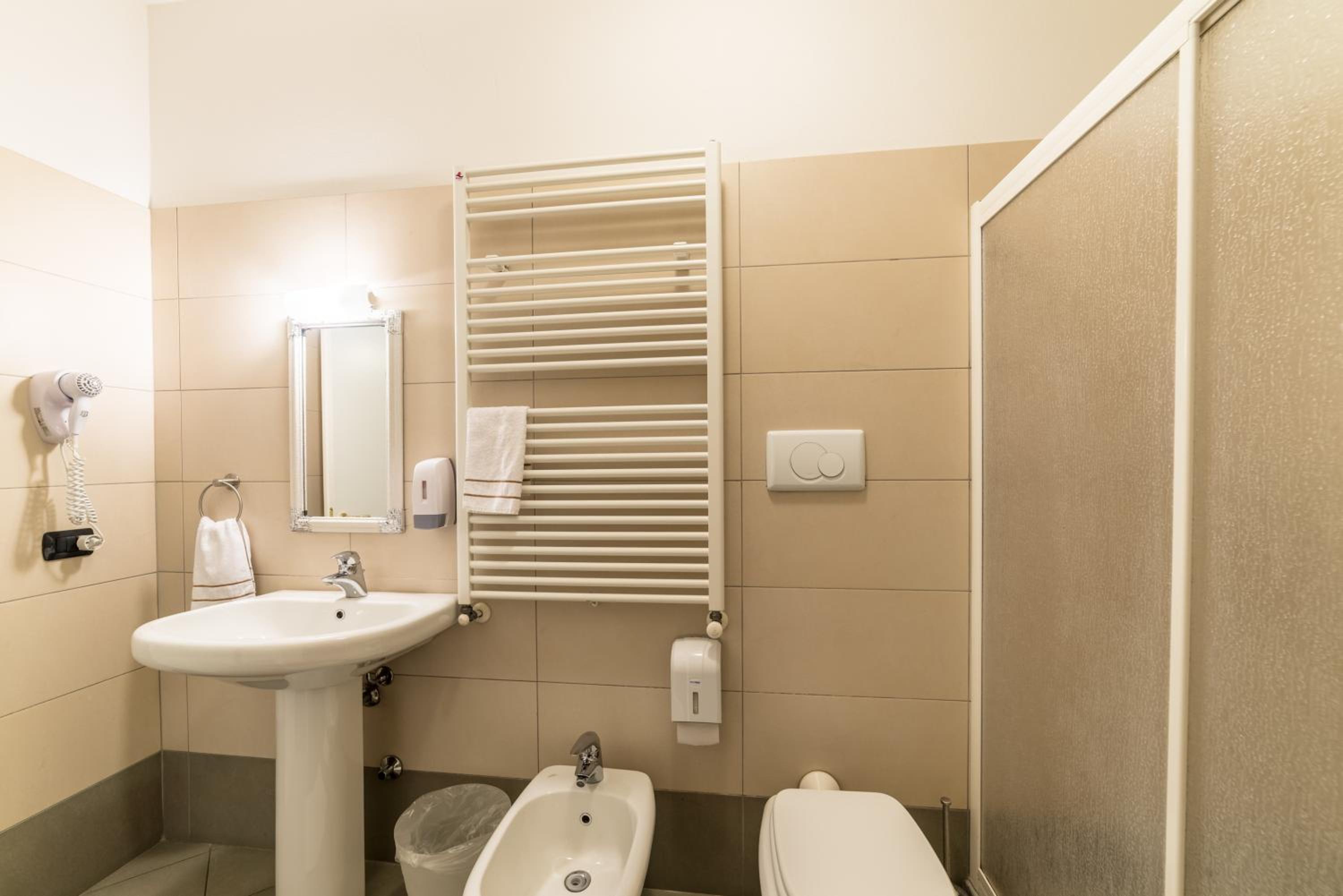 Economy Single Room with Shared Bathroom photo 2