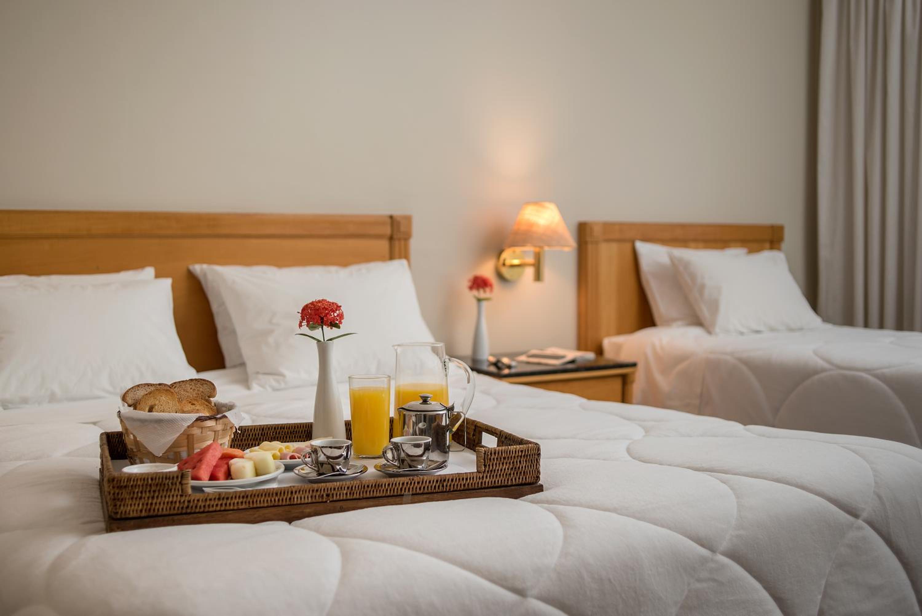Luxo Triplo - 1 Cama Queen E 1 Cama Solteiro
