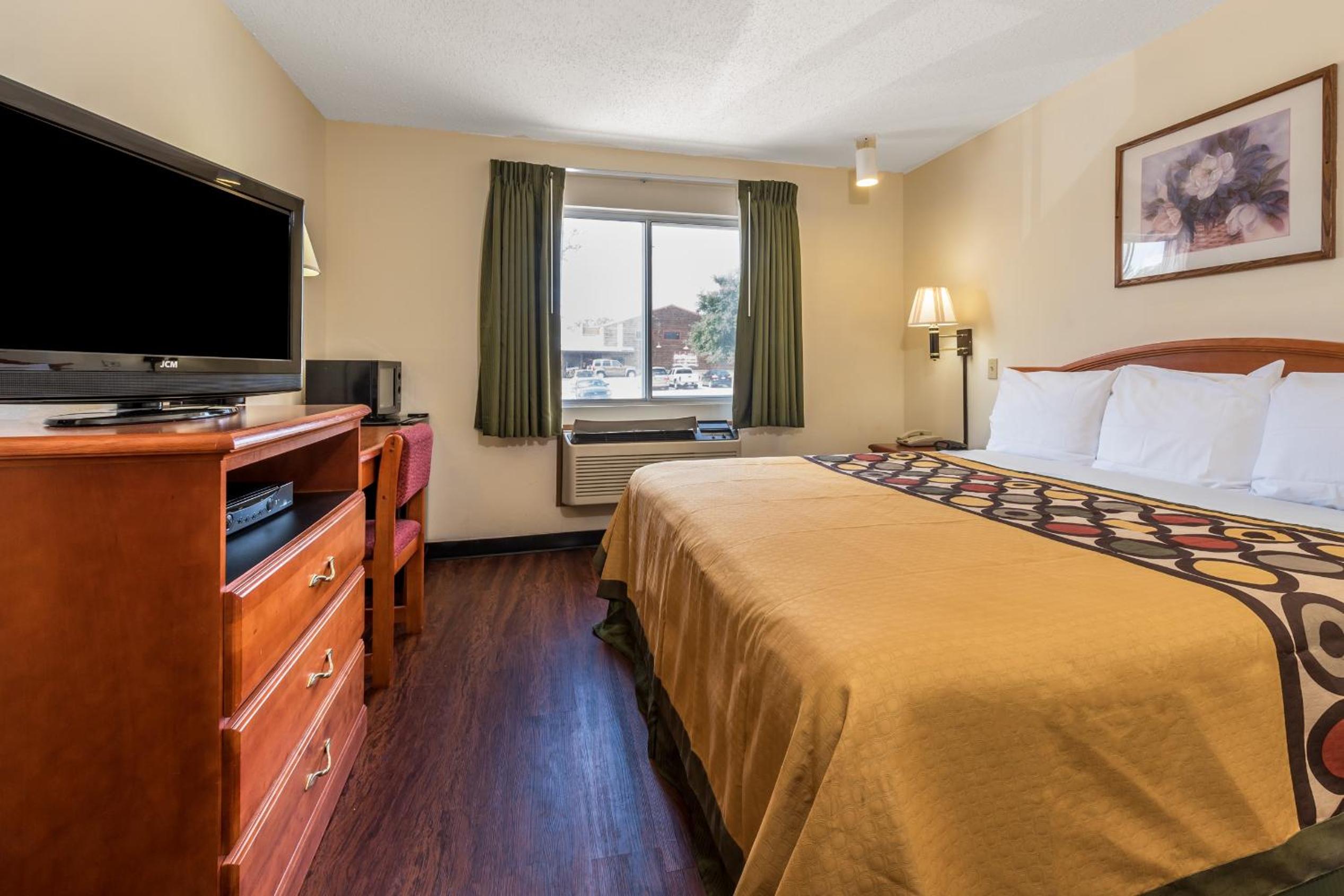 King Room - Non-Smoking - Photo 2