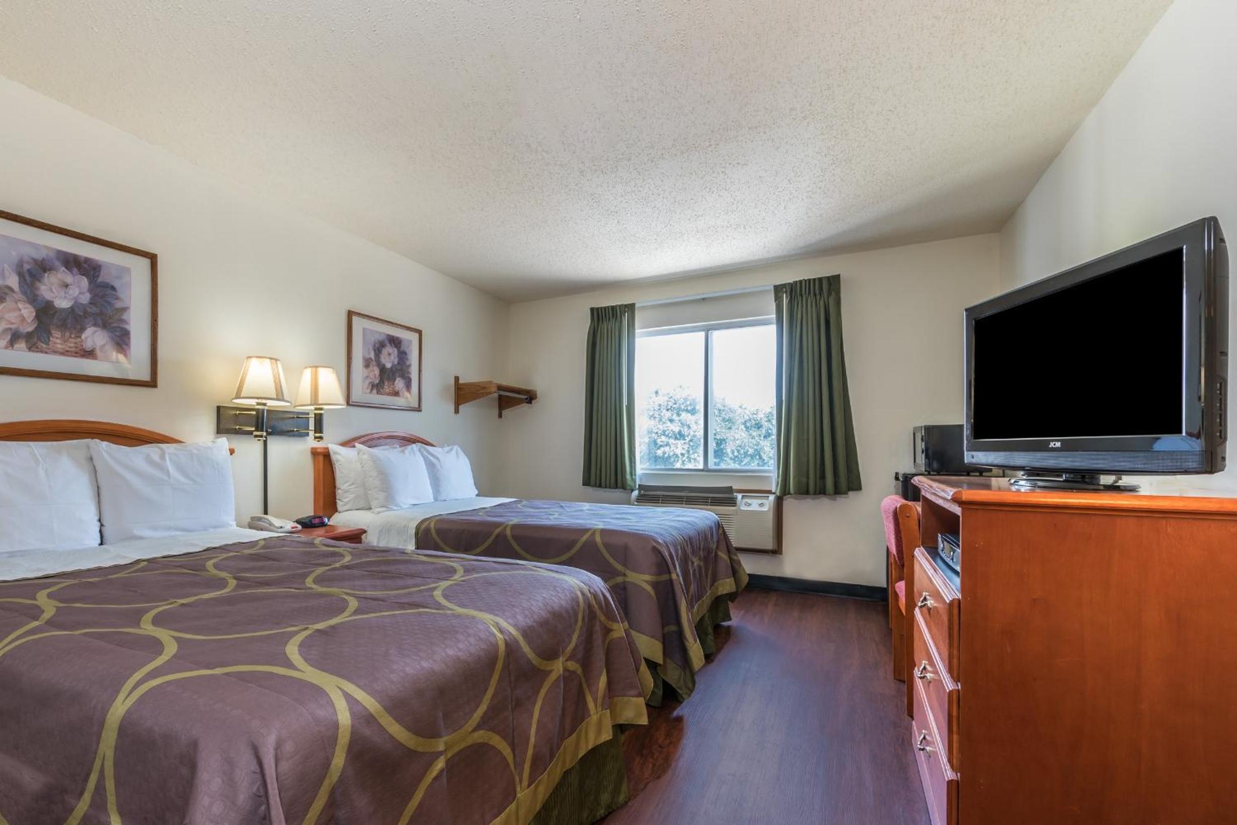 Double Room with Two Double Beds - Smoking - Photo 3