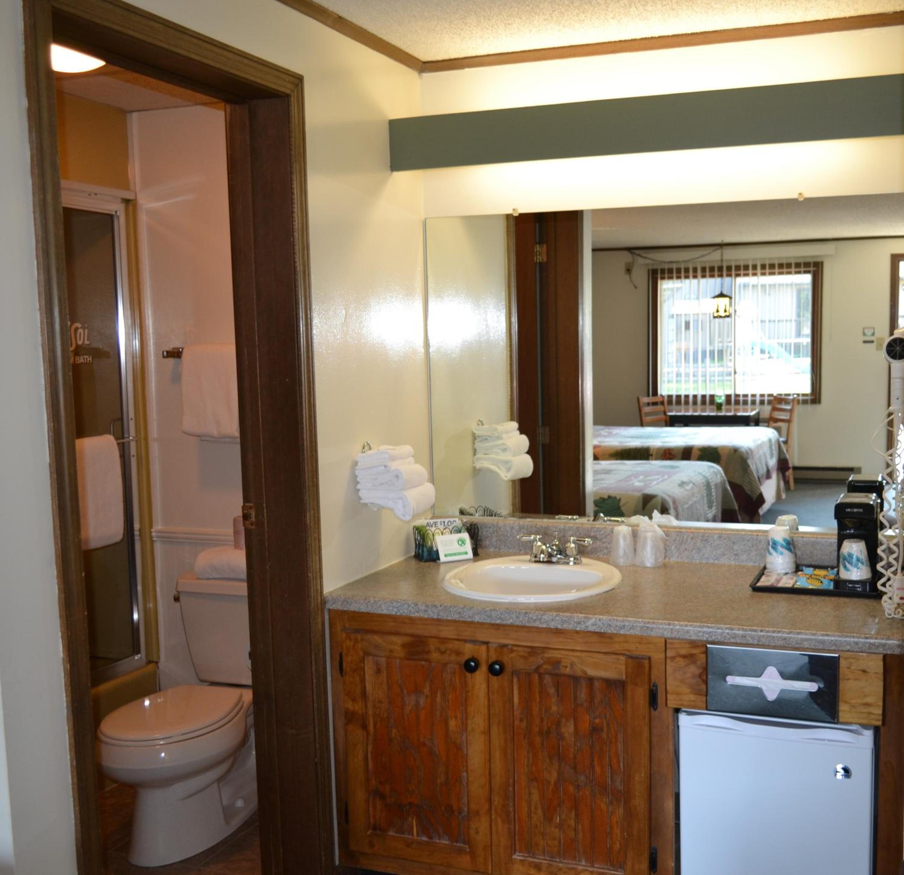 Deluxe Room with Two Queen Beds photo 2