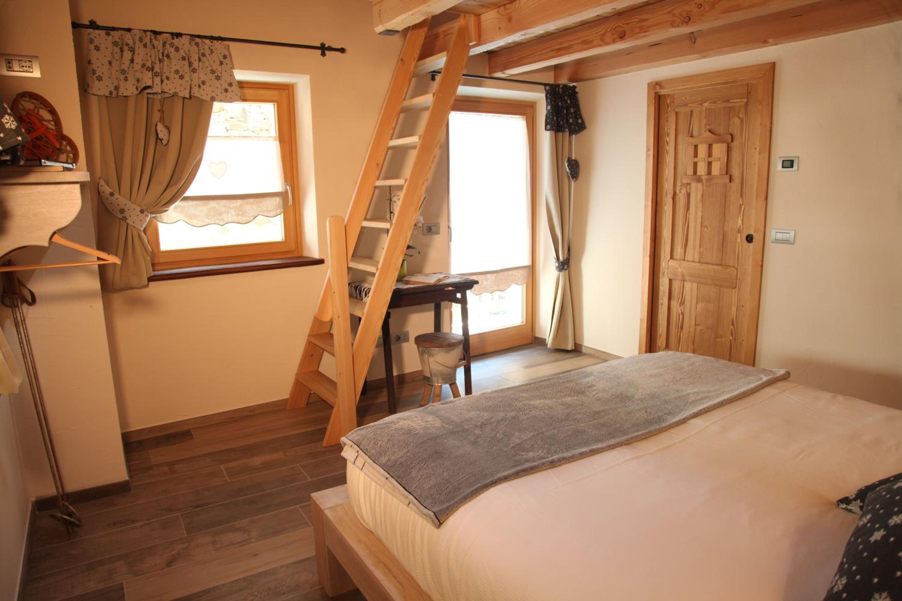 Deluxe Family Room (2 Adults + 1 Child) - Split Level