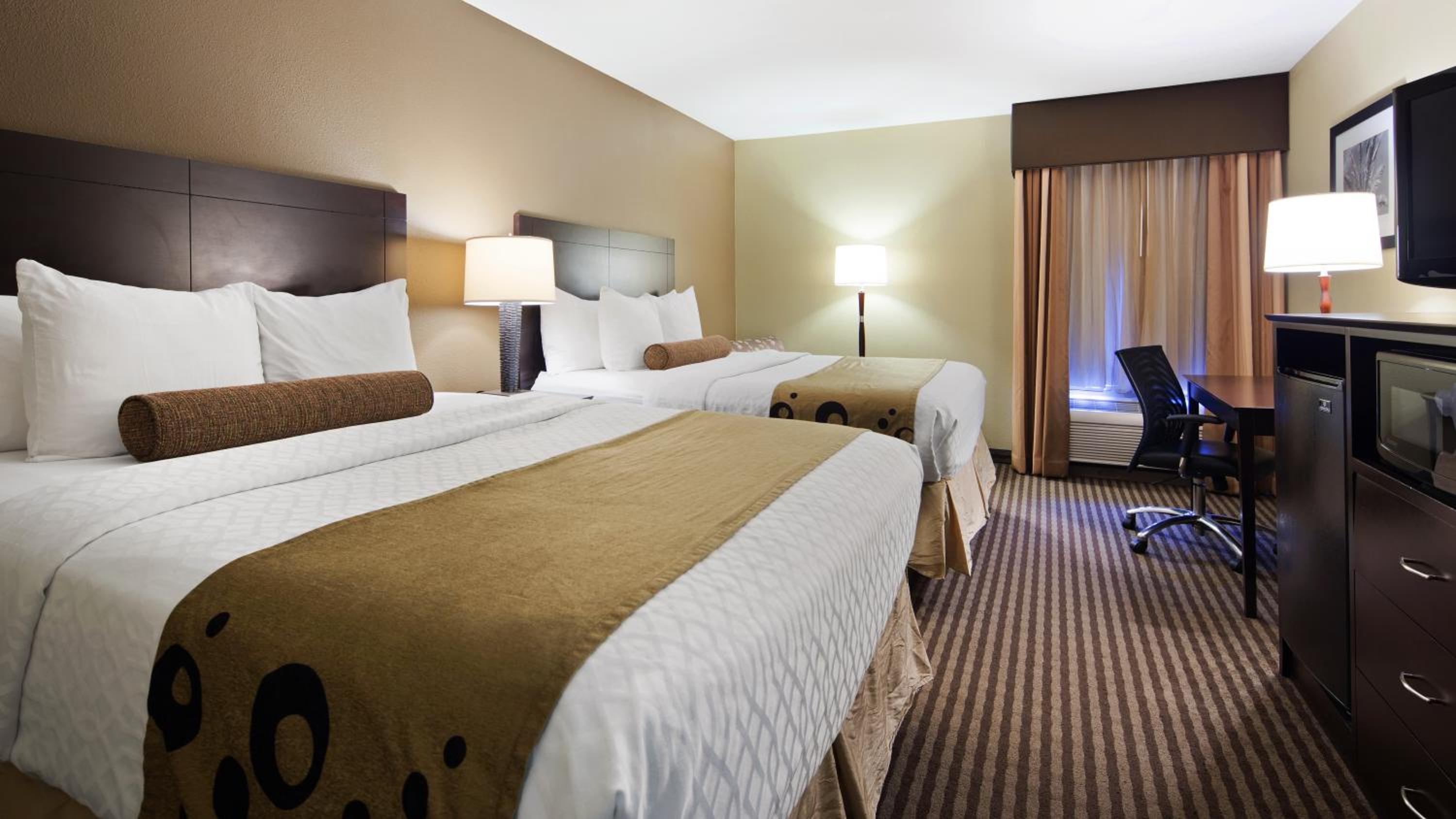 Queen Room with Two Queen Beds - Disability Access/Bath Tub - Photo 4
