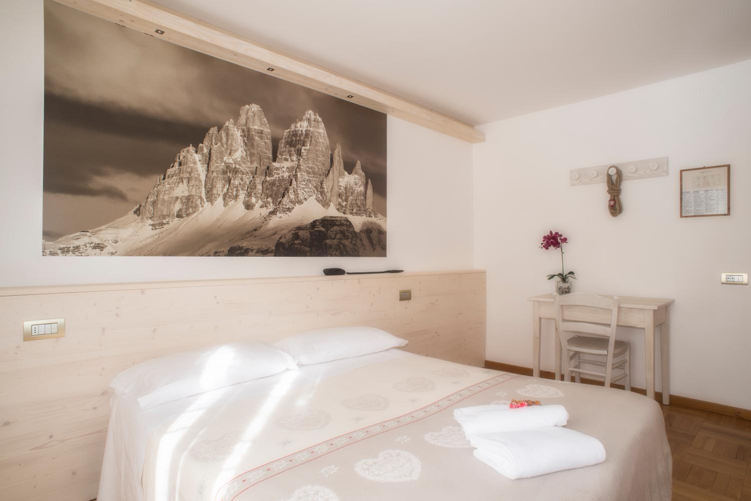 Deluxe Double Room with Balcony photo 3