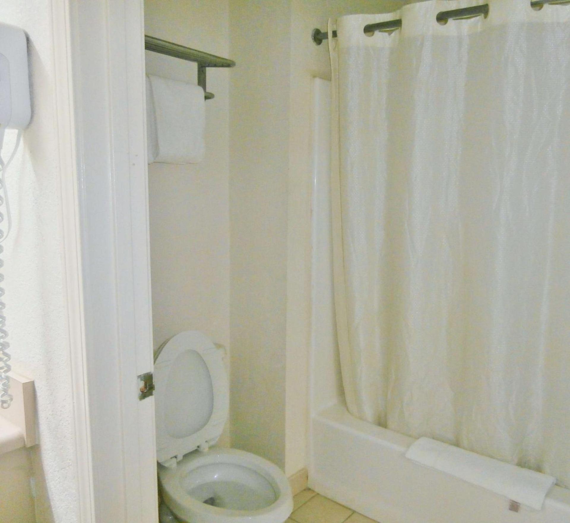 King Room - Non-Smoking - Photo 5