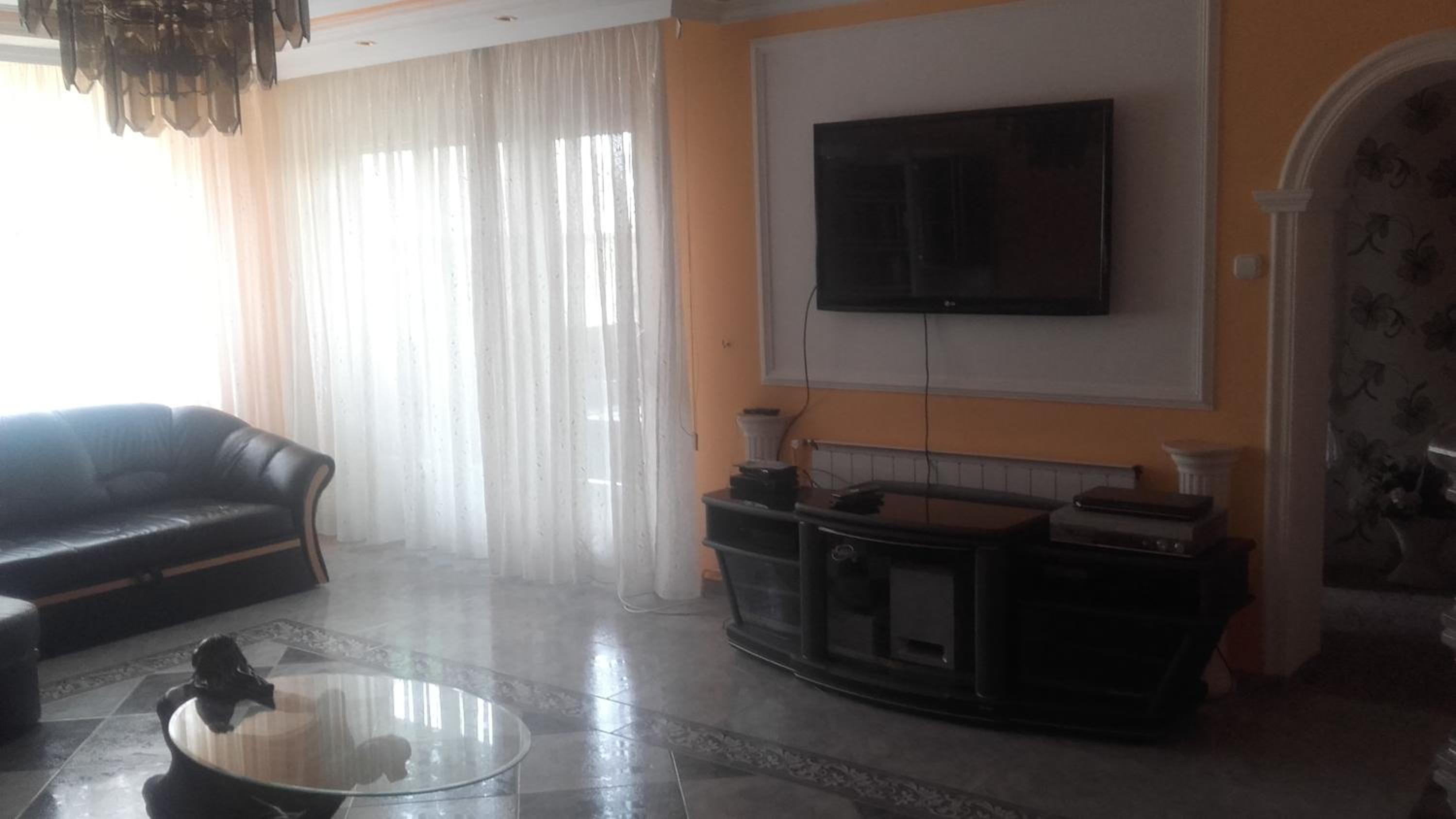 Five-Bedroom House photo 1