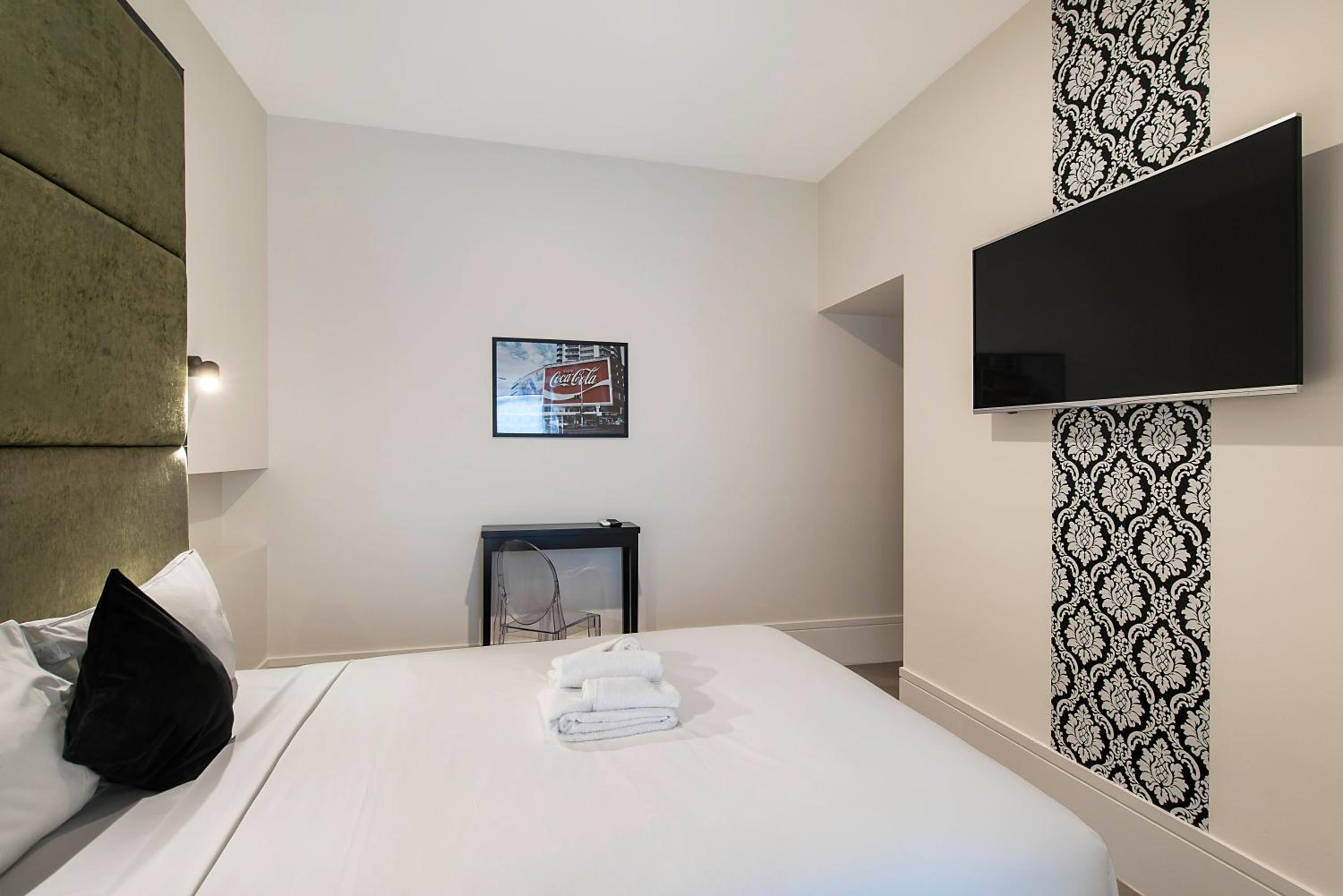 Deluxe Double Room thumbnail 5