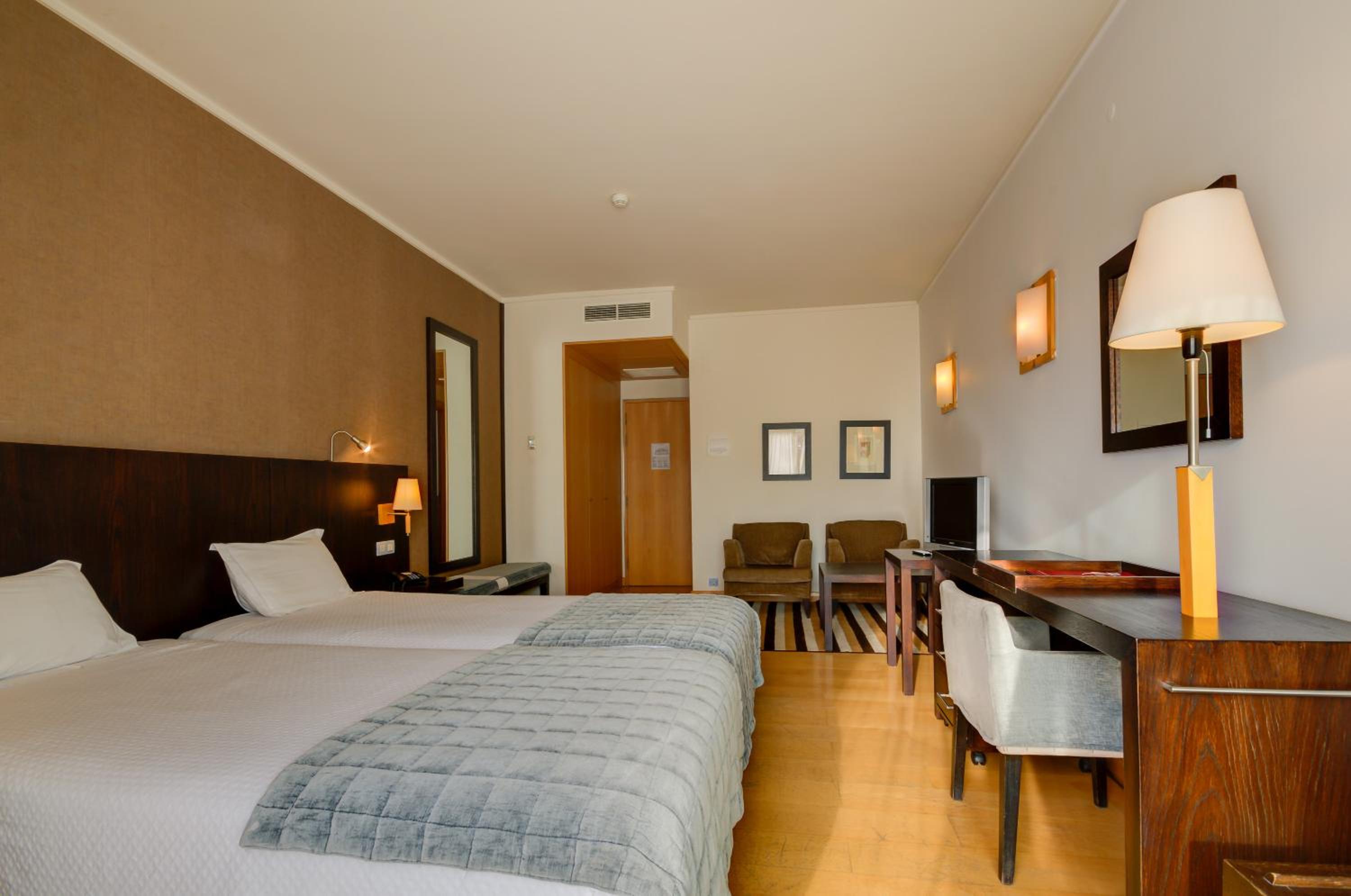 Standard Twin Room - Photo 11