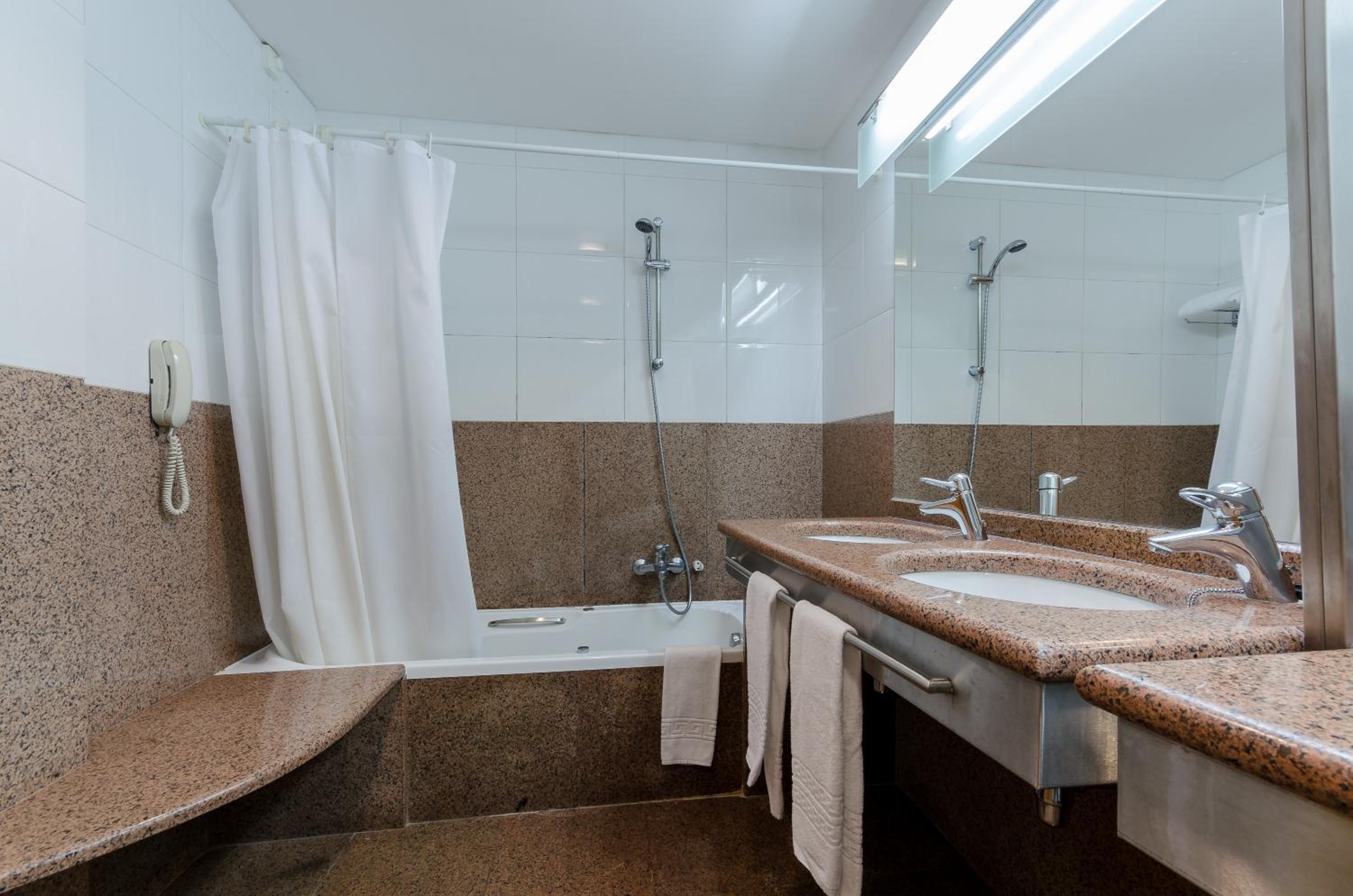 Standard Triple Room - Photo 10