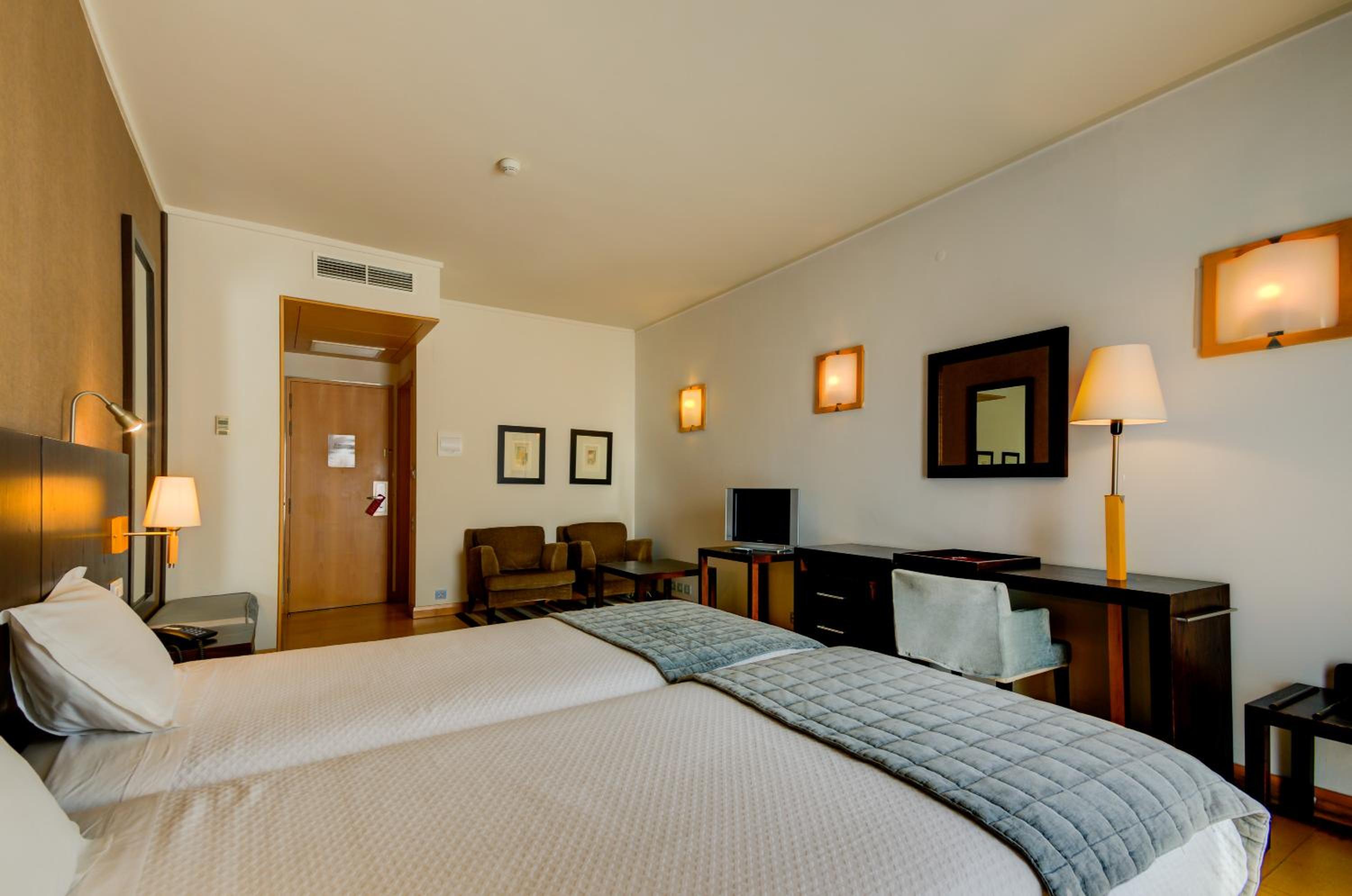 Standard Twin Room - Photo 10