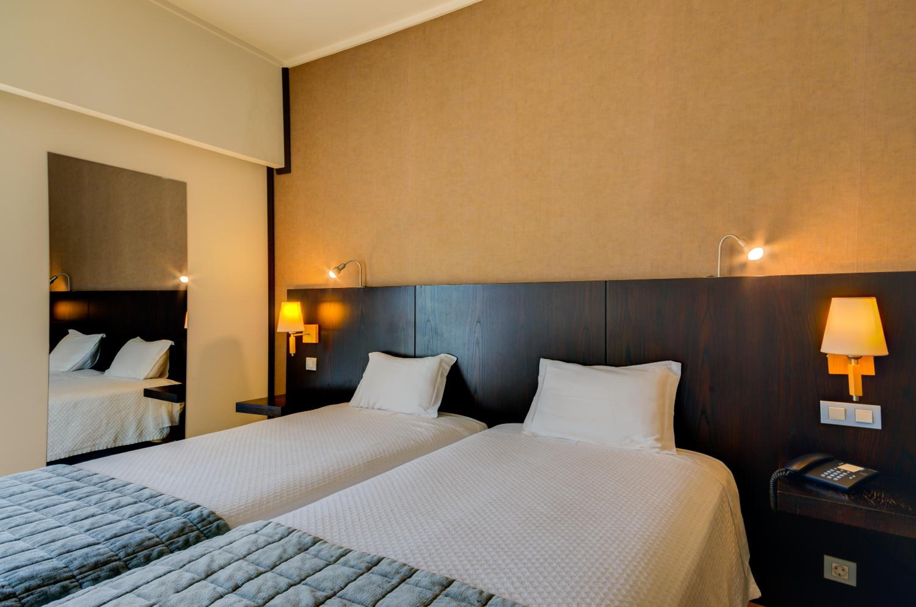 Standard Twin Room - Photo 9