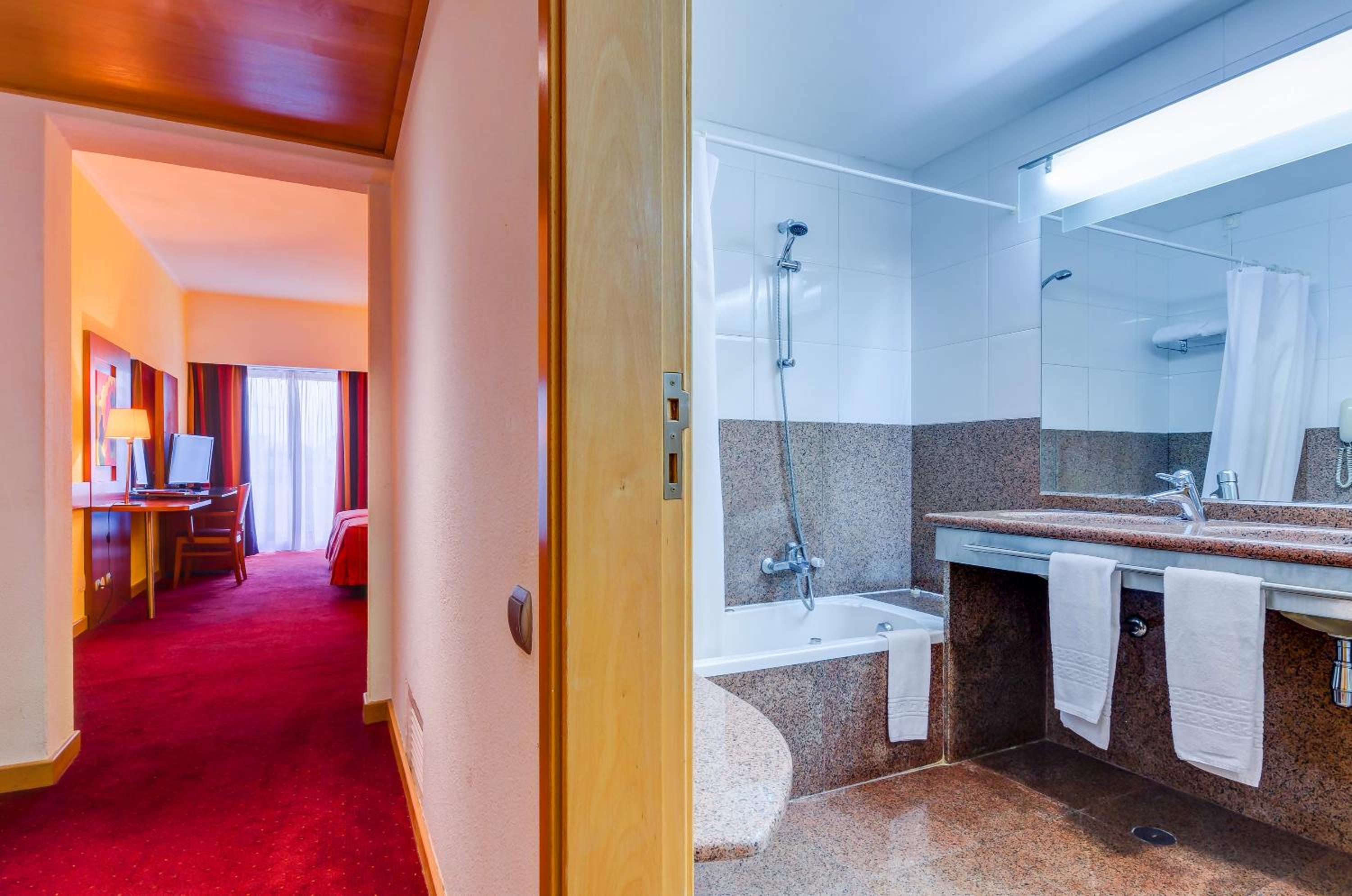 Standard Twin Room - Photo 4