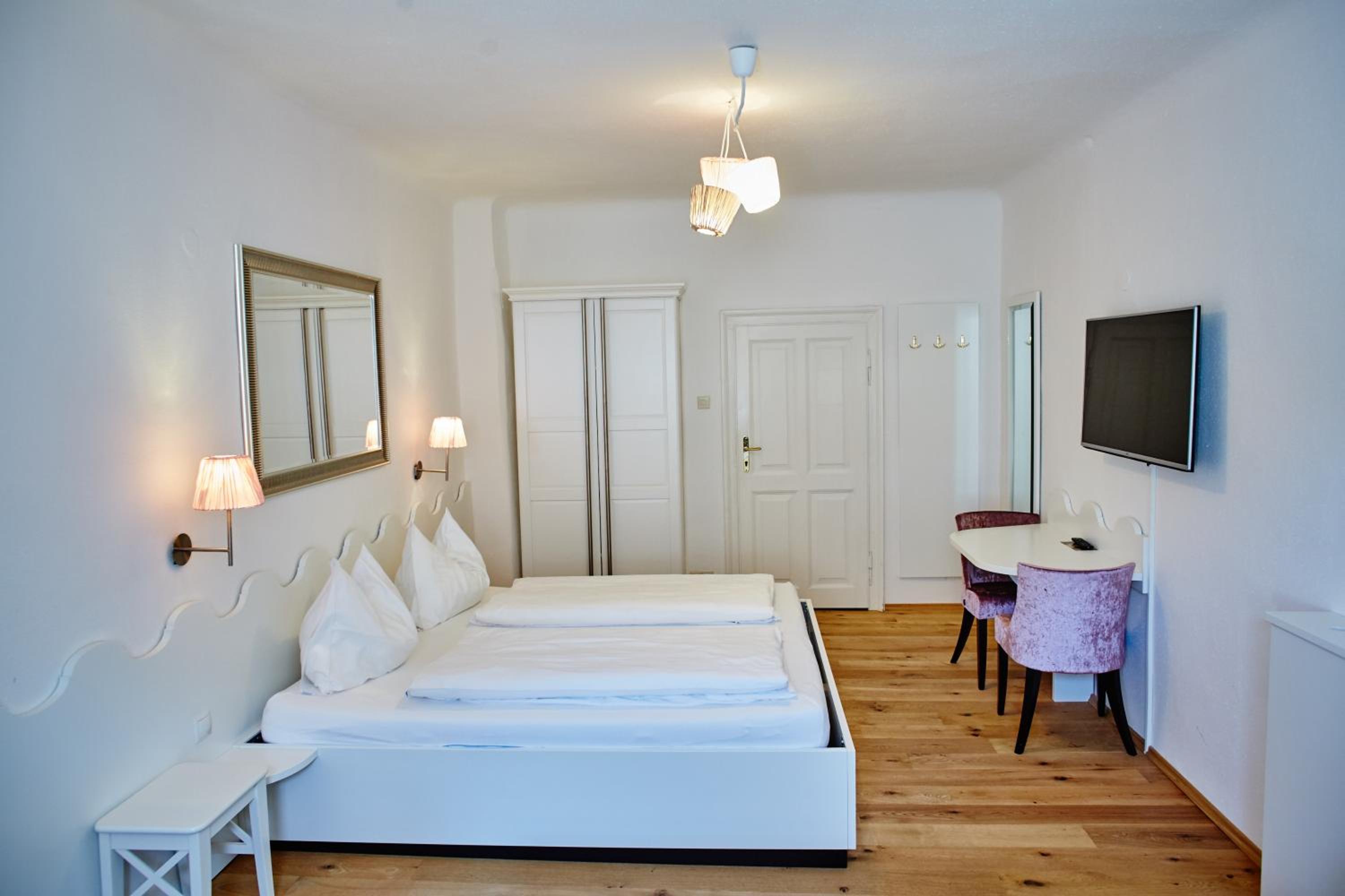 Double Room with Shower - Photo 6