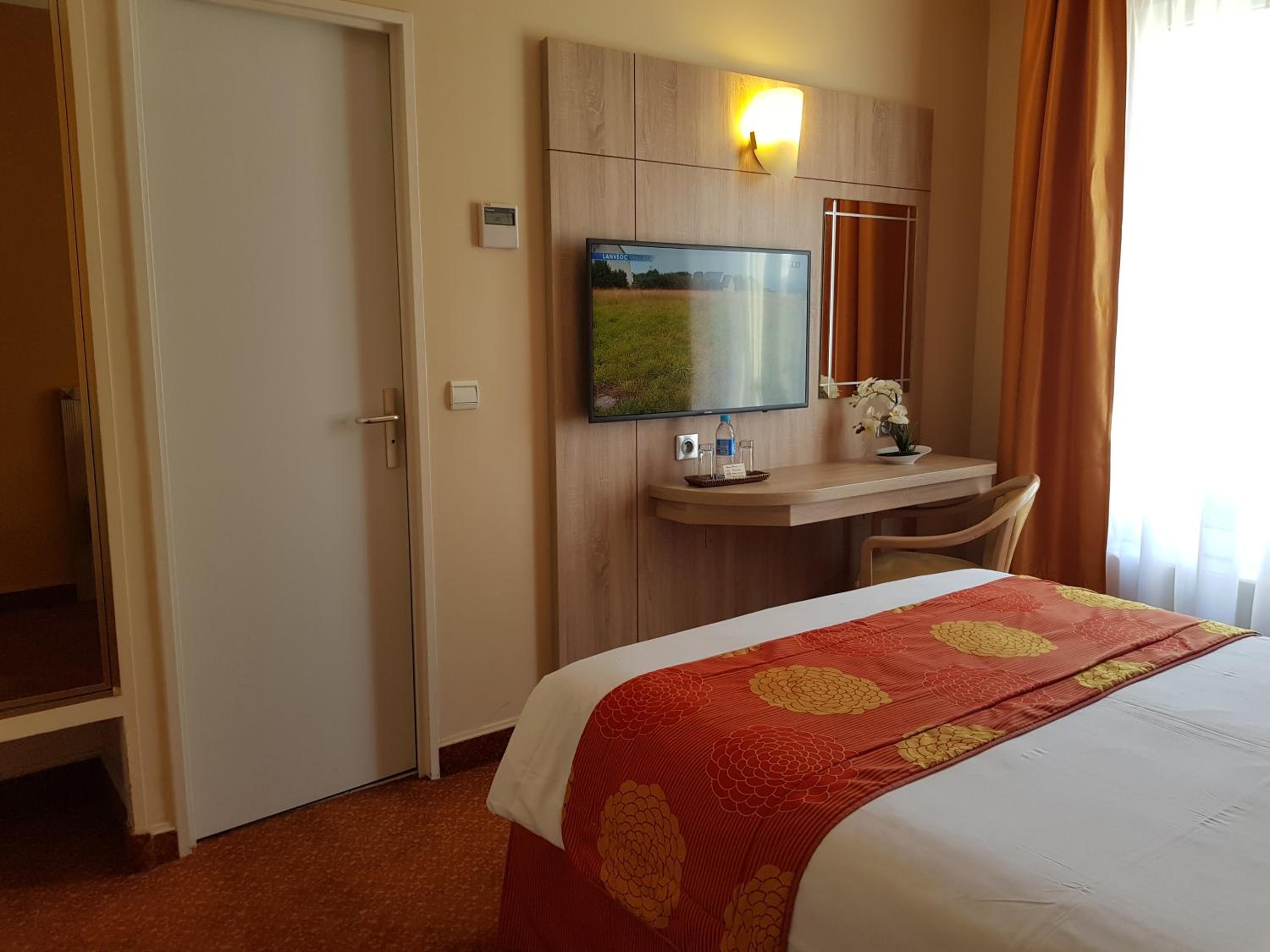 Standard Double Room thumbnail 6