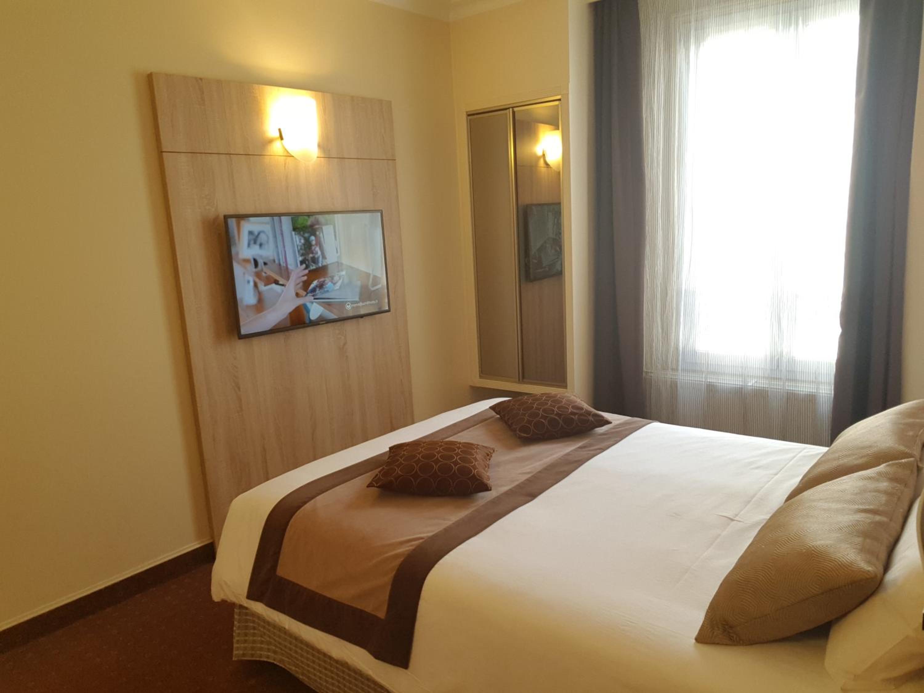 Superior Double Room thumbnail 5