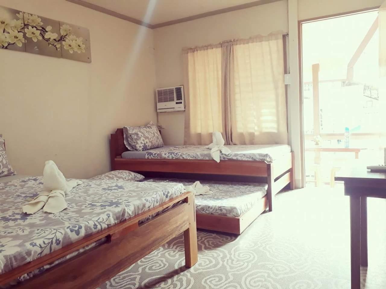 Quadruple Room with Private Bathroom - Photo 20