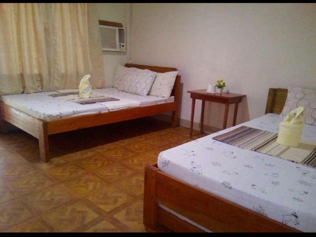 Quadruple Room with Private Bathroom - Photo 17