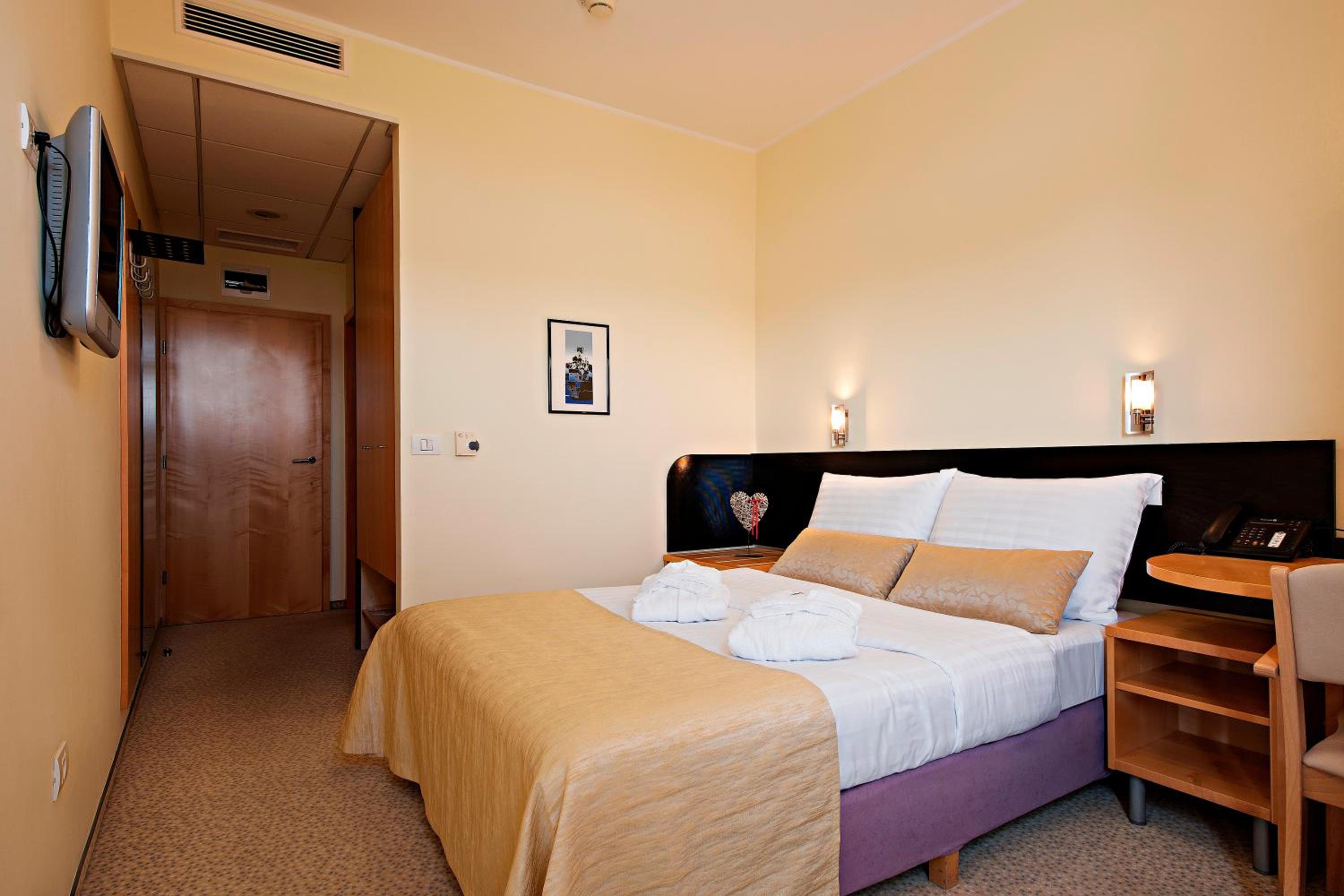 Economy Double Room photo 1