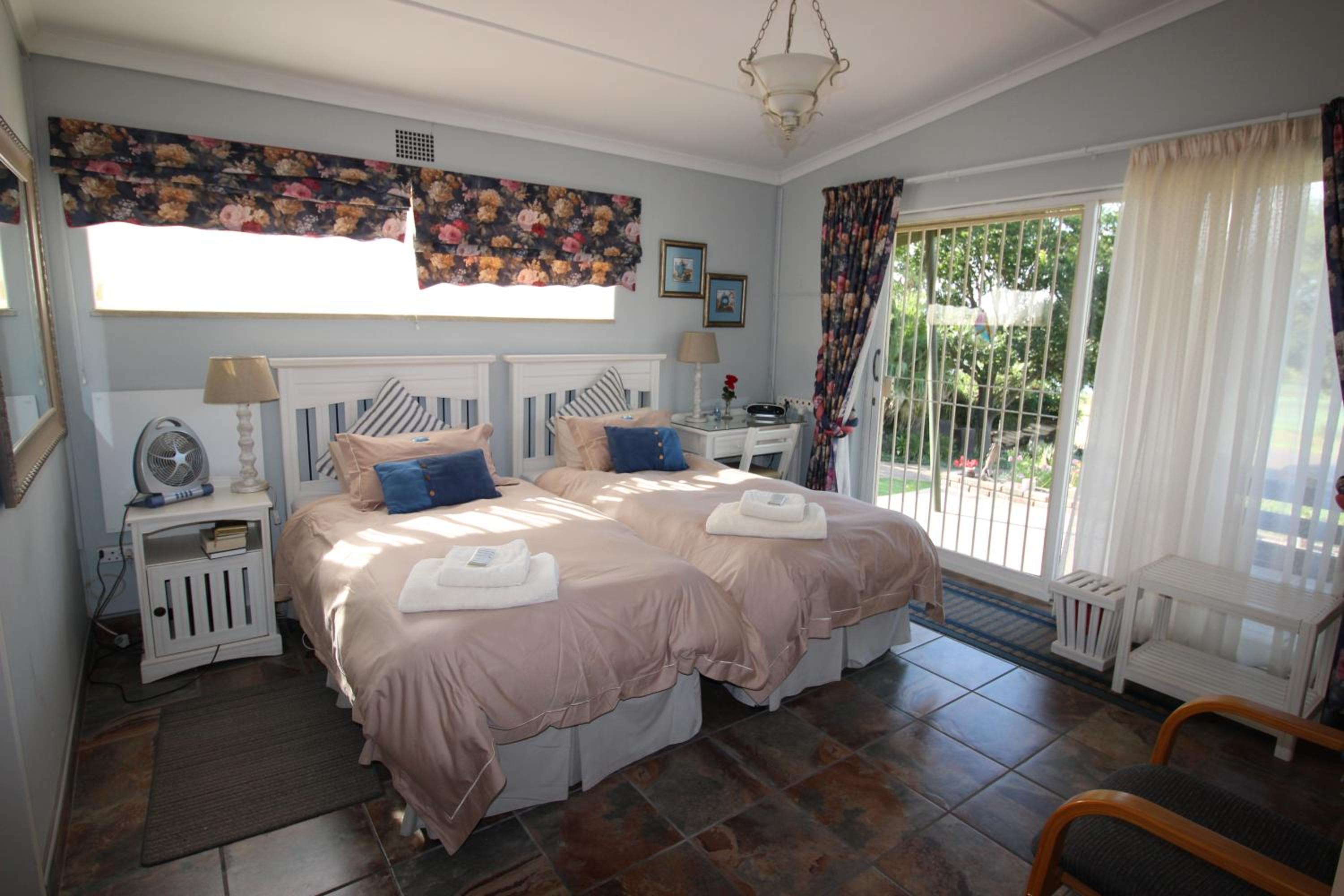 Twin Room with View - Photo 4