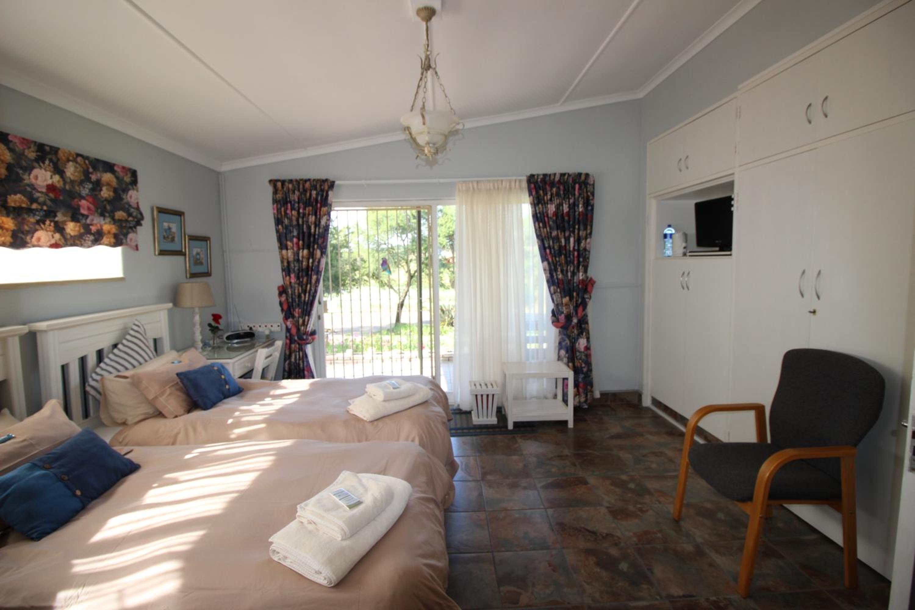 Twin Room with View - Photo 3