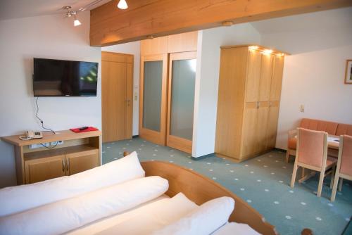 Deluxe Double Room with Balcony photo 1