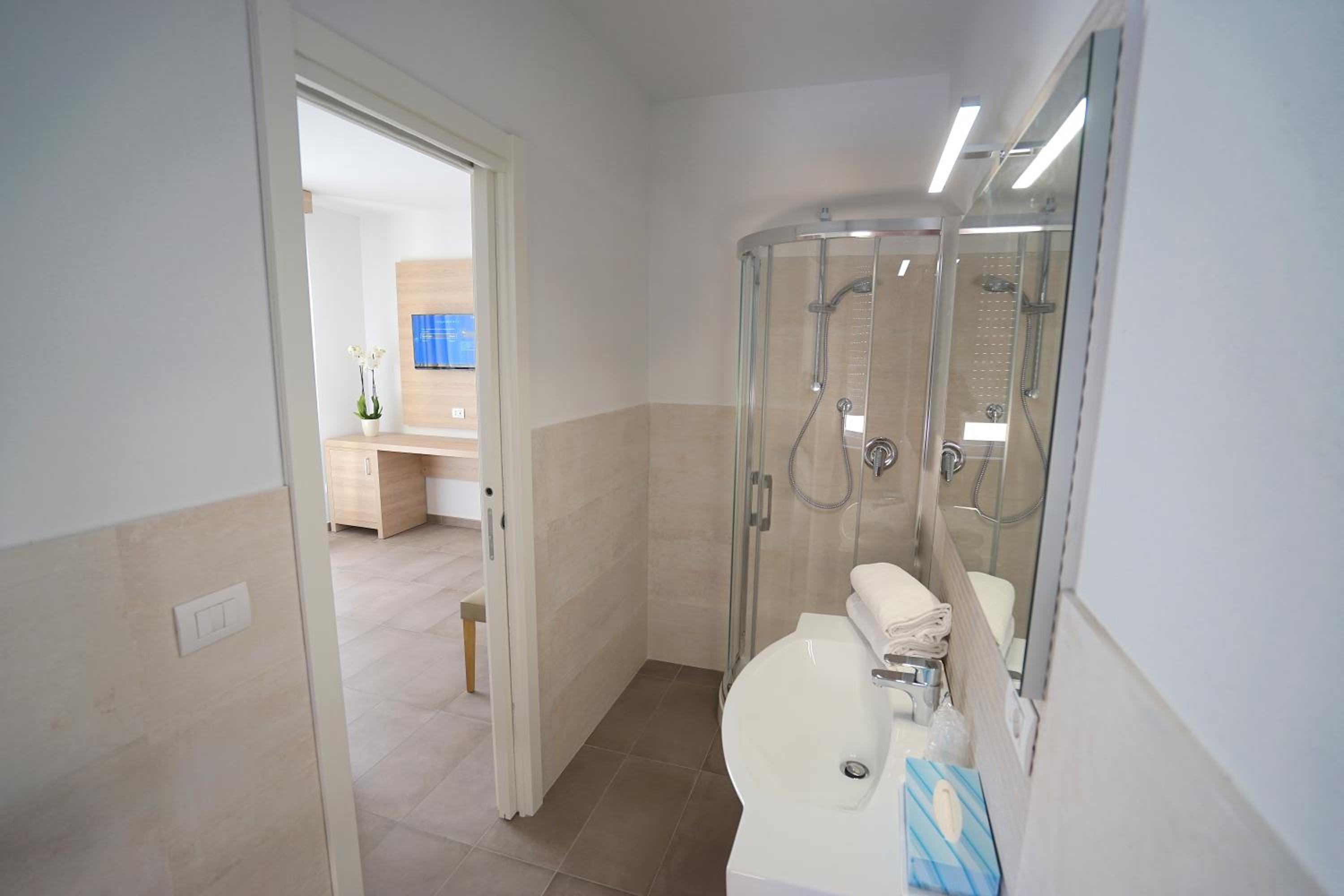Double or Twin Room - Photo 8