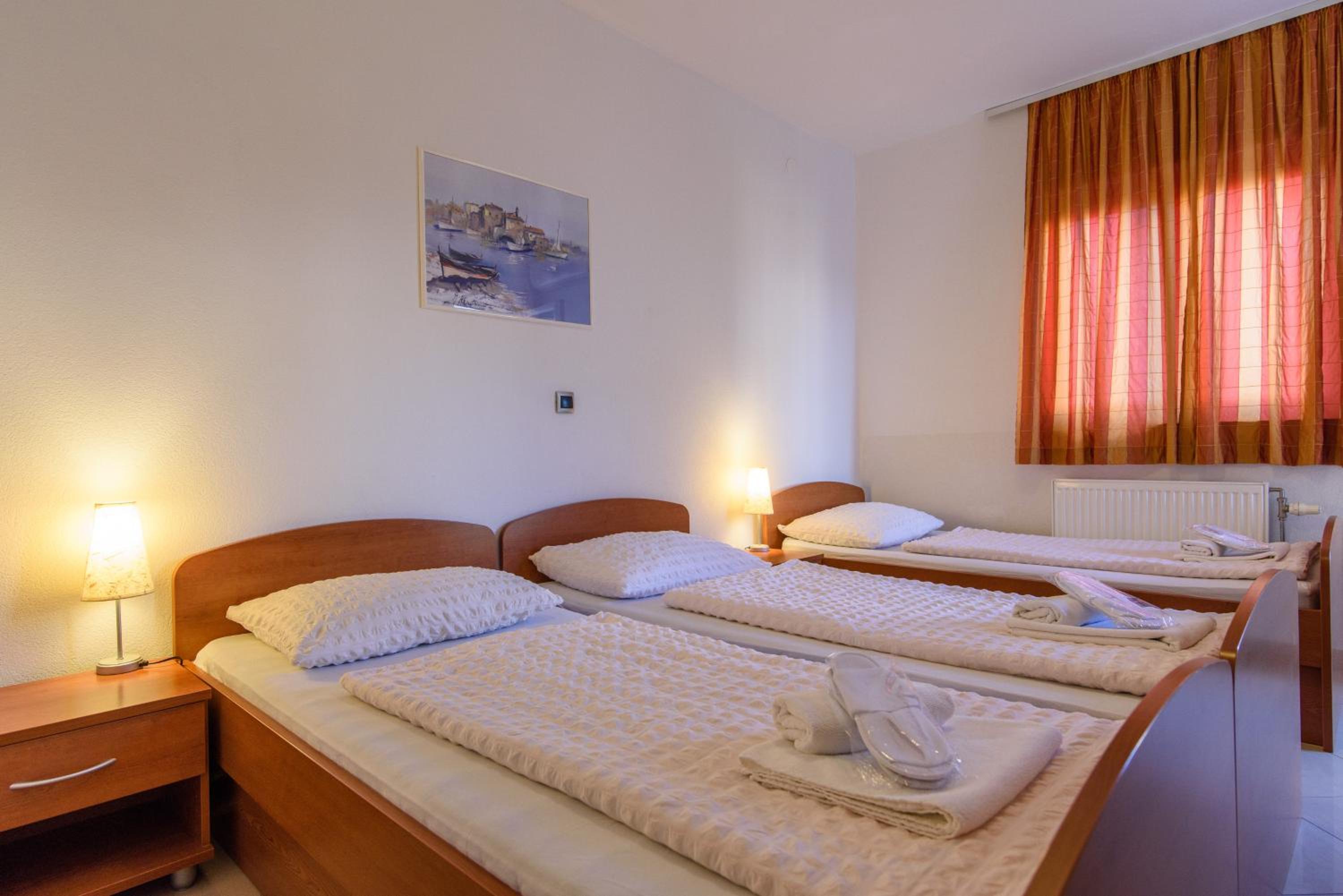 Dreibettzimmer mit Balkon