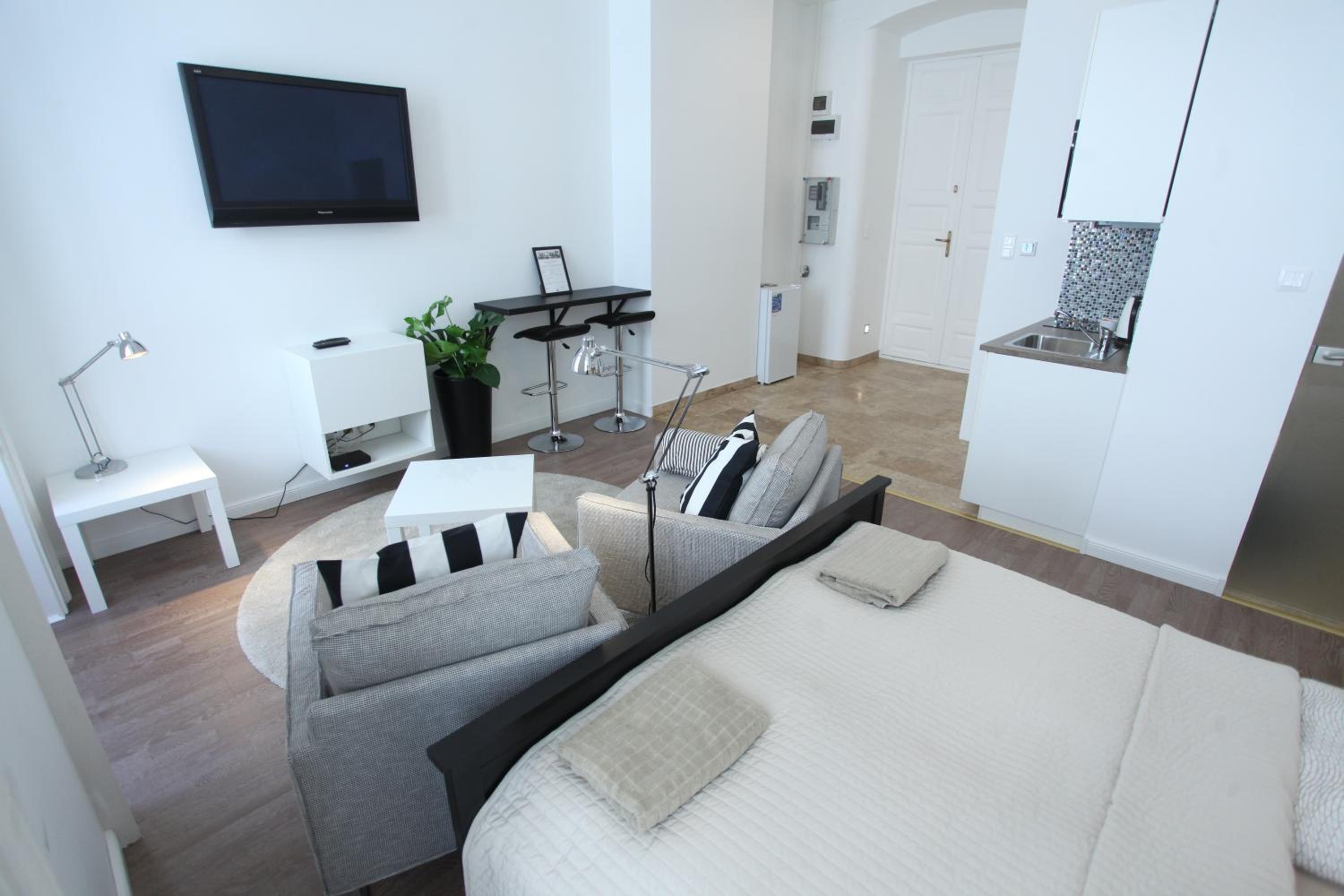 Studio Apartment - Photo 1