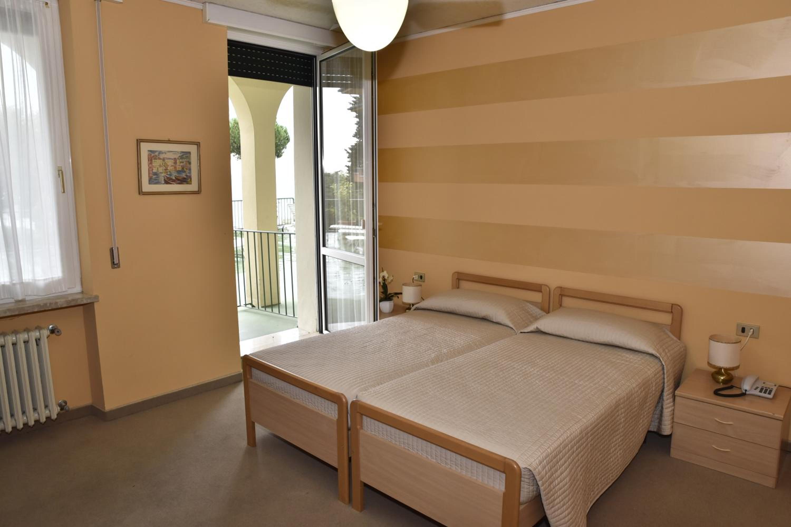 Double or Twin Room with Shared Terrace photo 2