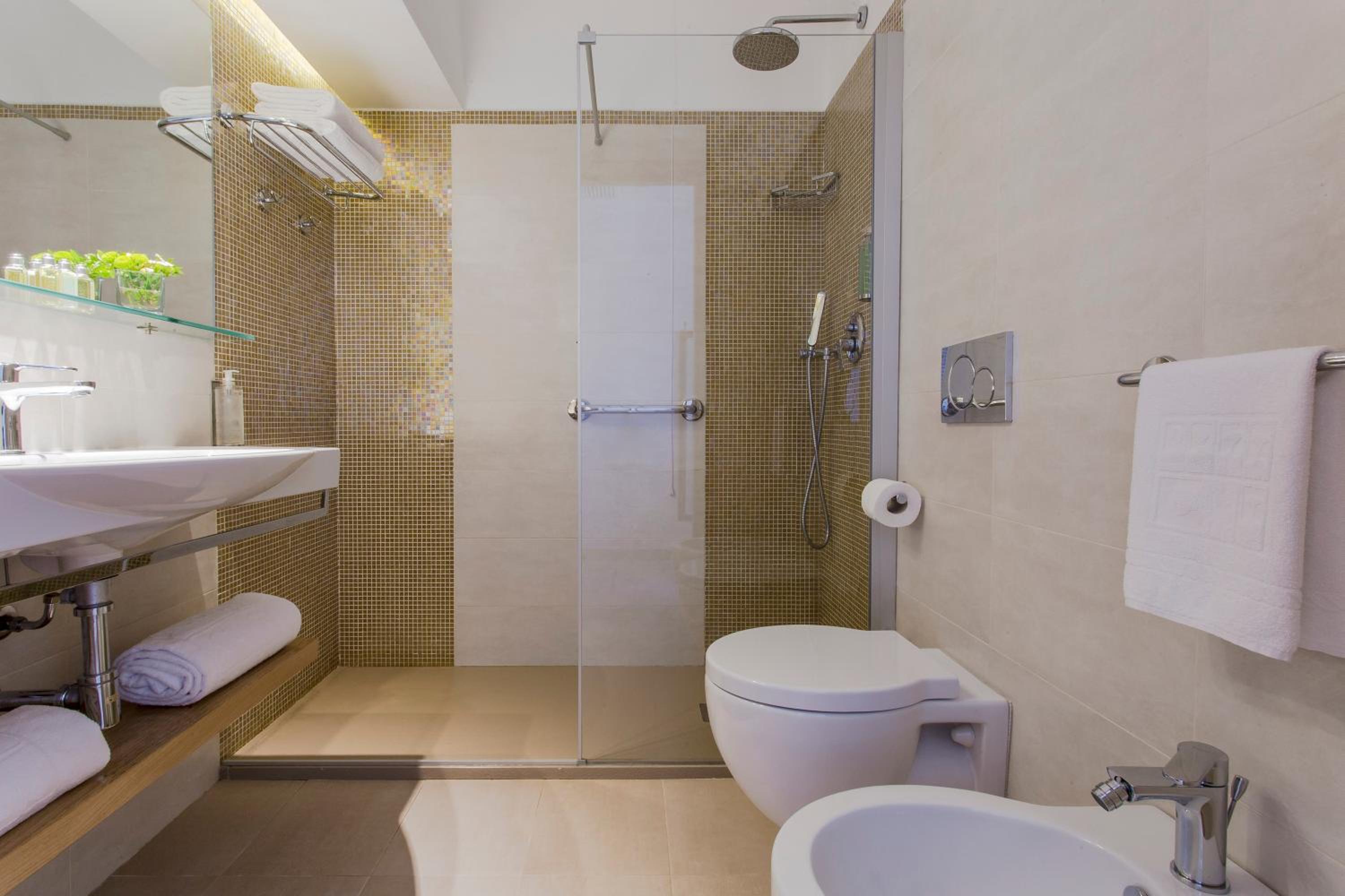 Triple Room with Balcony - Photo 7