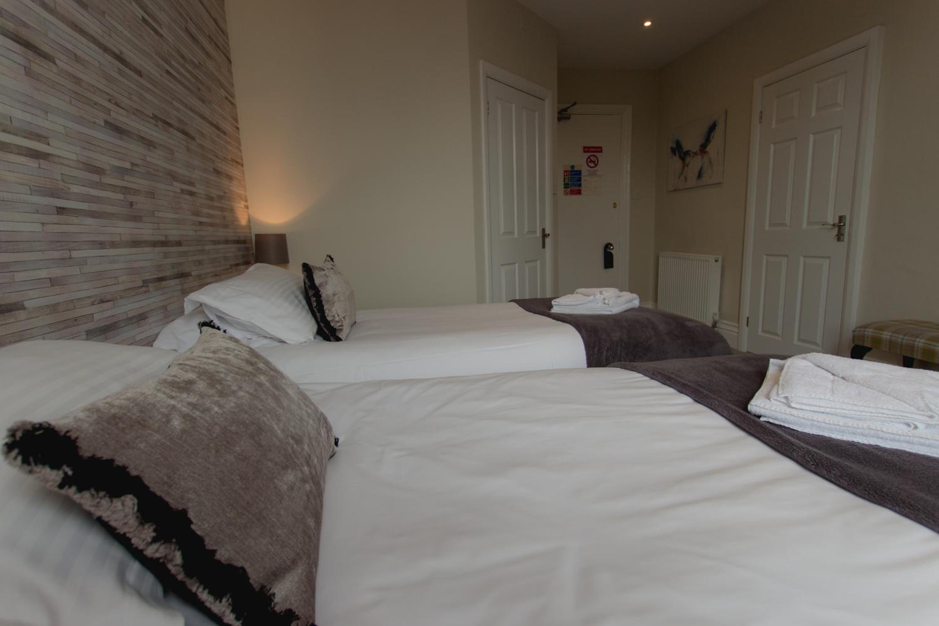 Twin Room Ensuite with Shower - Photo 4