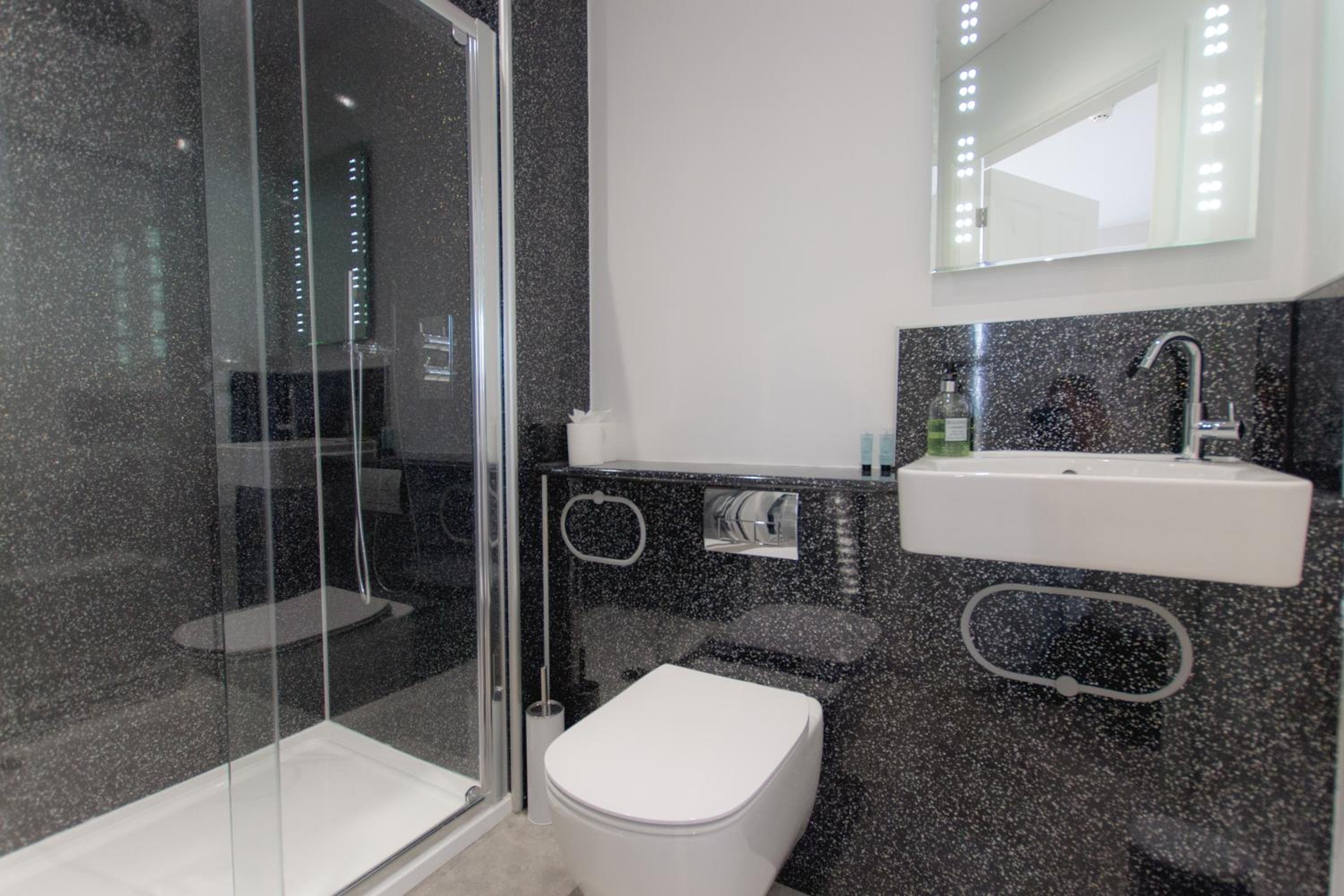 Twin Room Ensuite with Shower - Photo 6