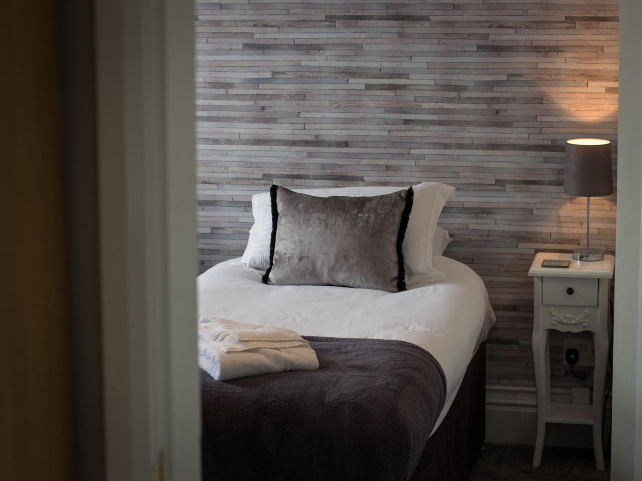Twin Room Ensuite with Shower - Photo 5