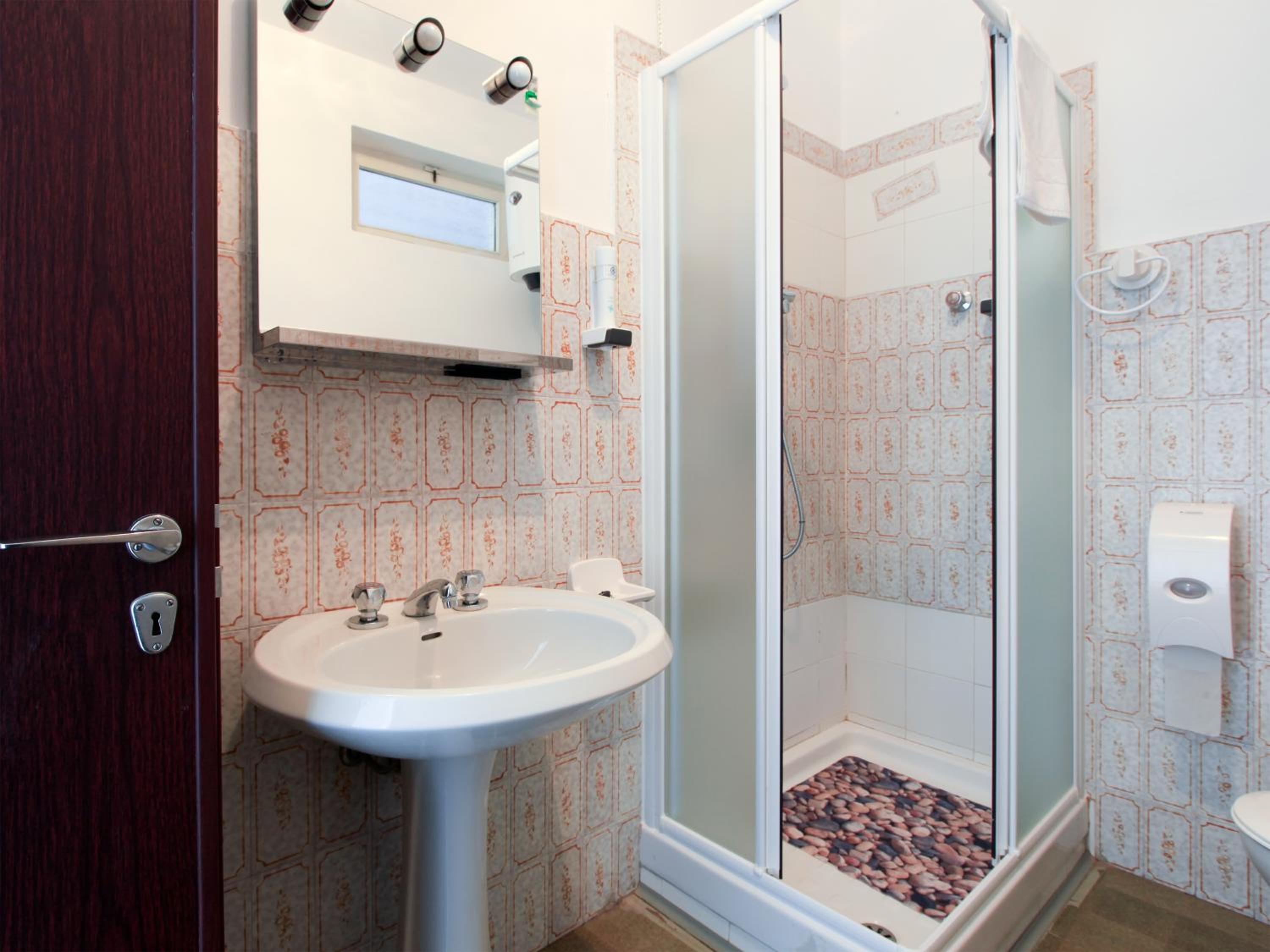 Double or Twin Room - Photo 13