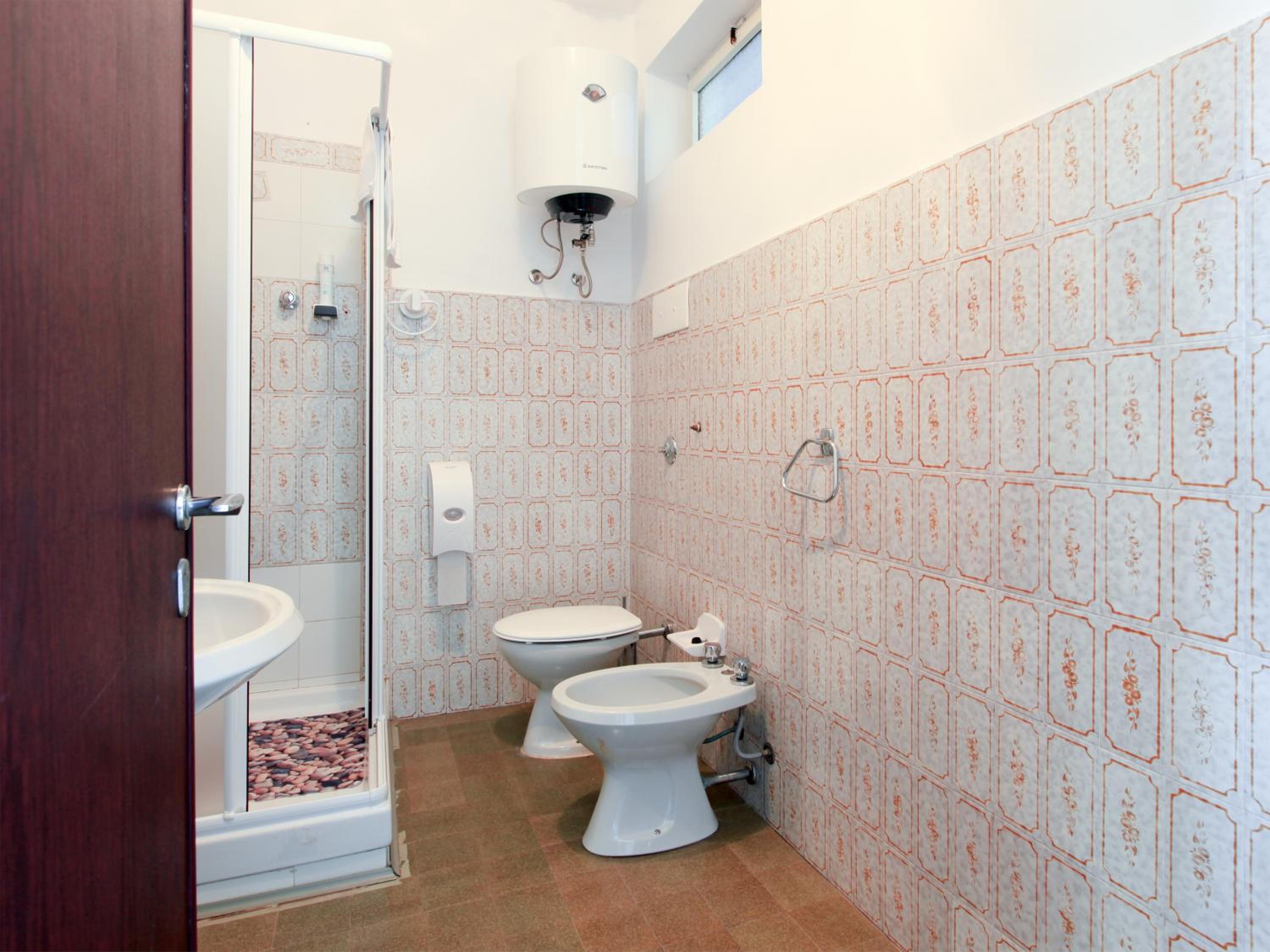 Double or Twin Room - Photo 12