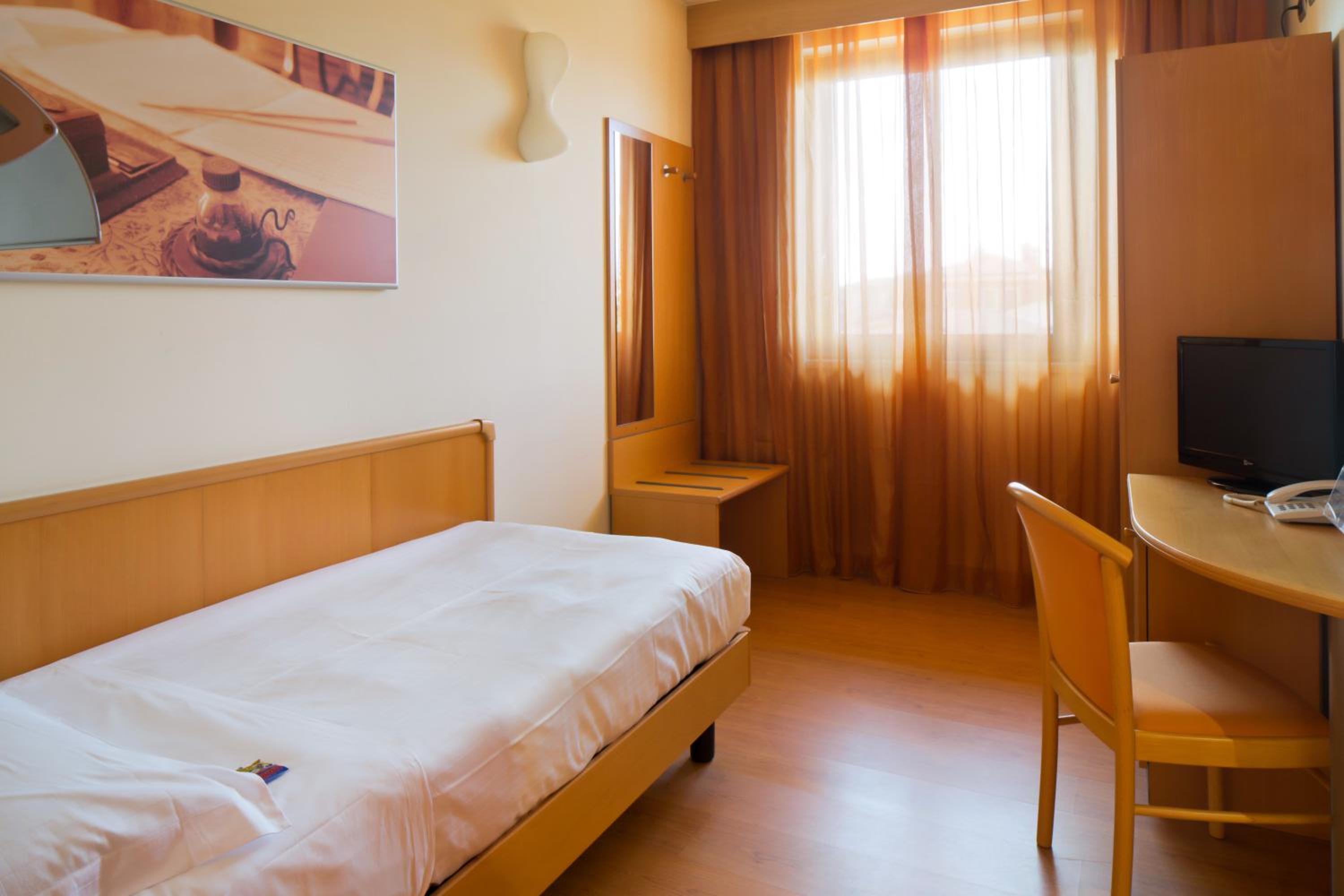 Single Room photo 2