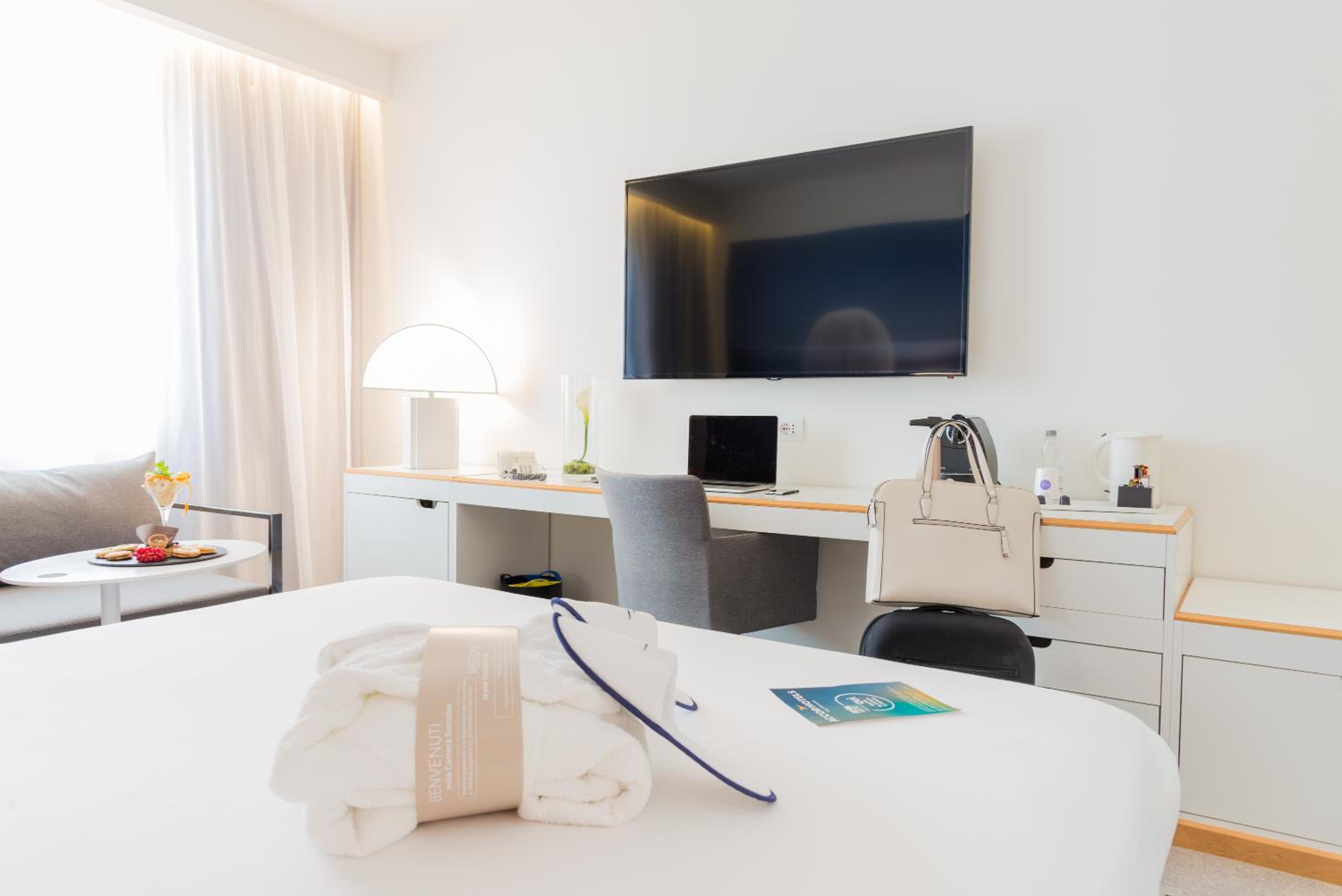 Executive Room with 1 Double Bed and 1 Sofa Bed - Photo 1