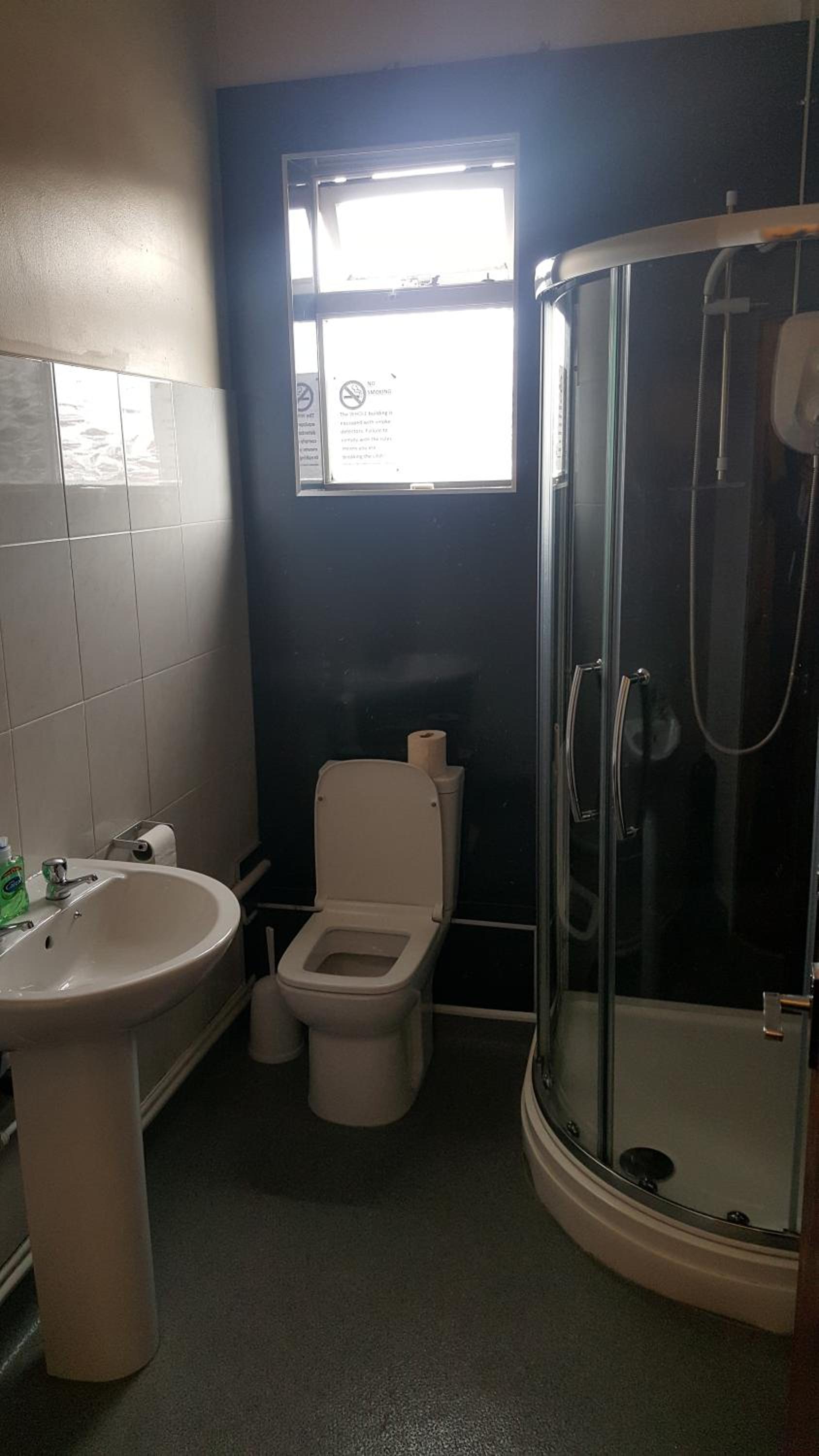 Basic Single Room with Shared Bathroom photo 3