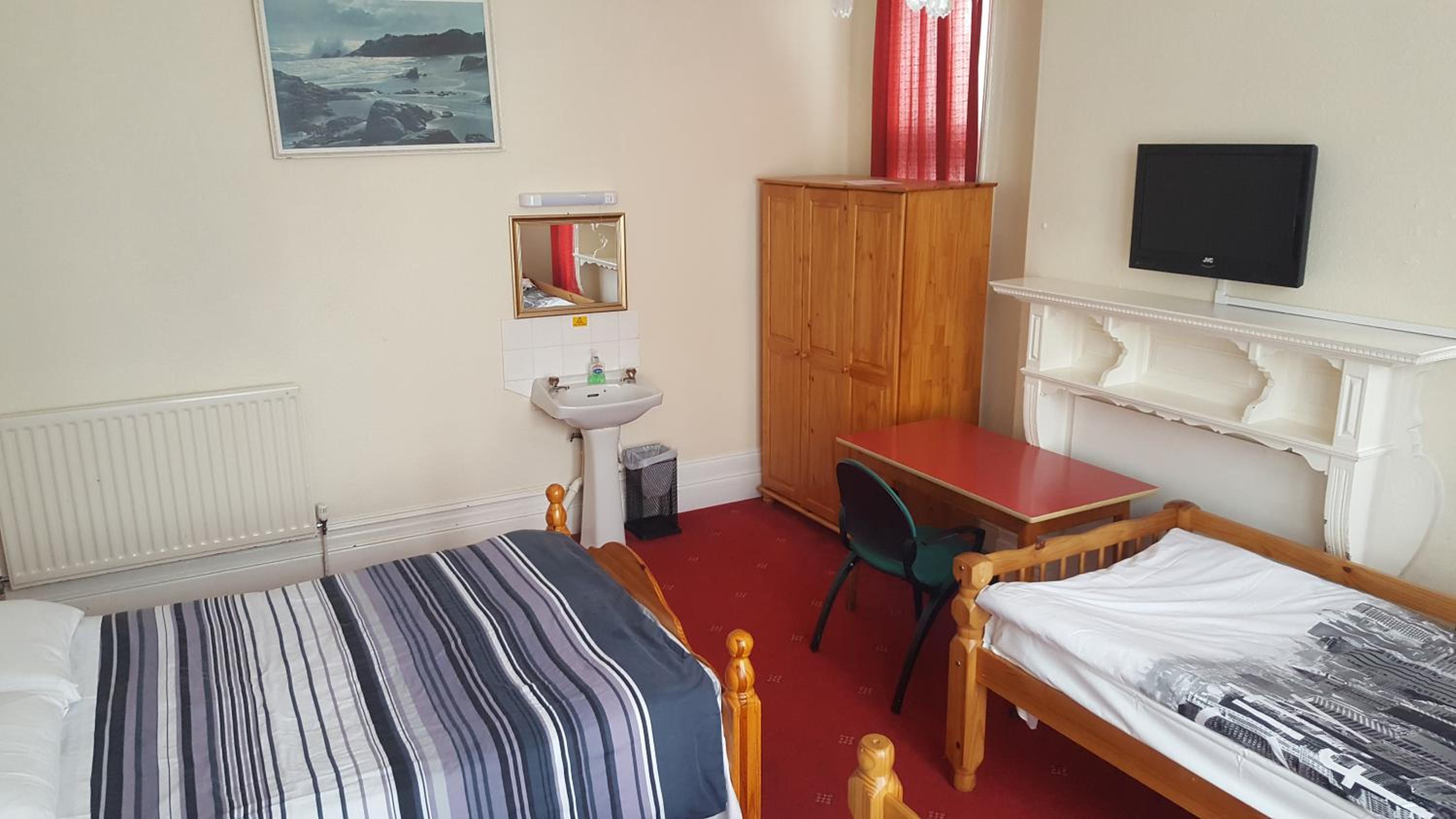 Basic Triple Room with Shared Bathroom photo 3