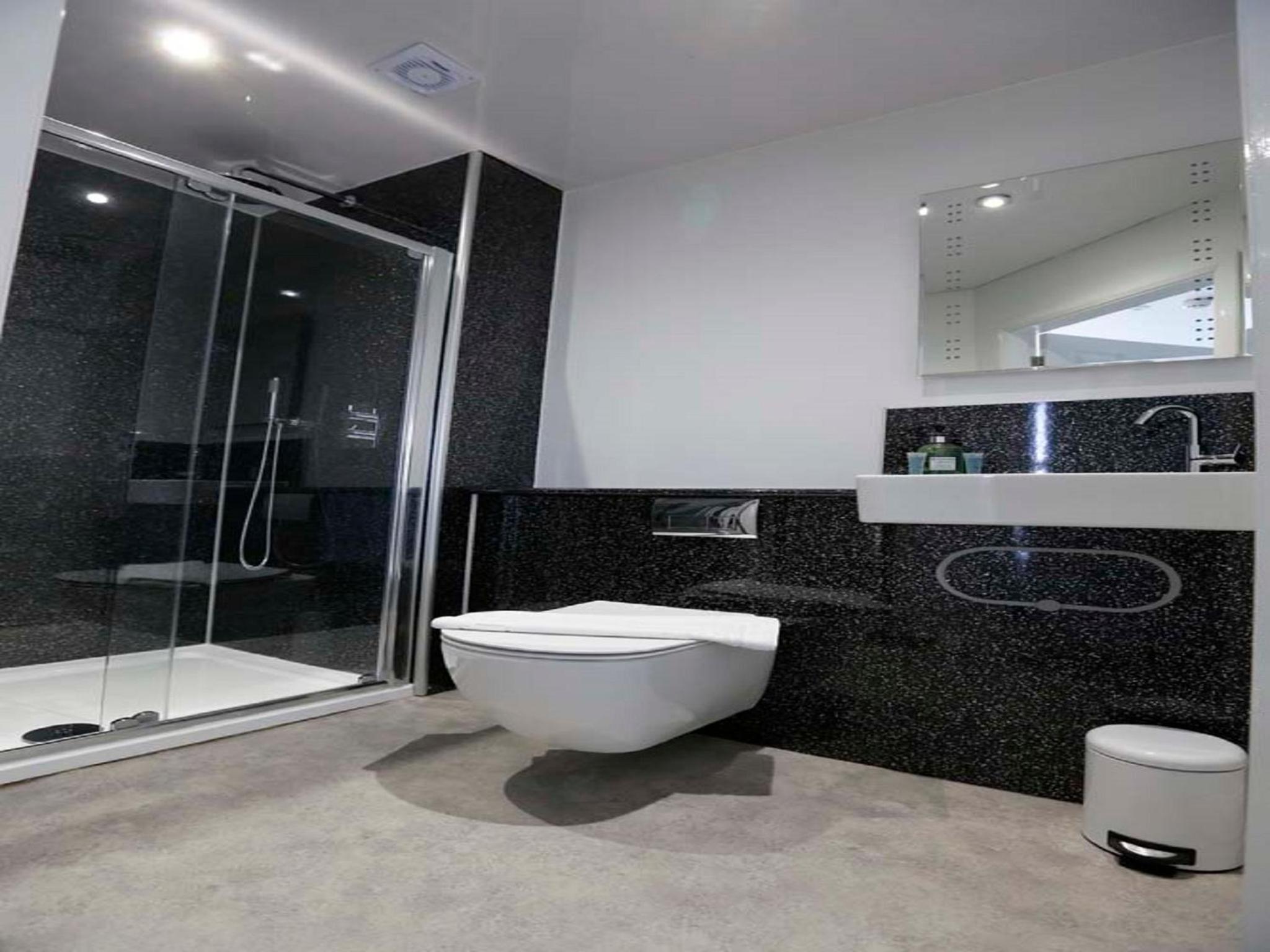 Twin Room Ensuite with Shower - Photo 7