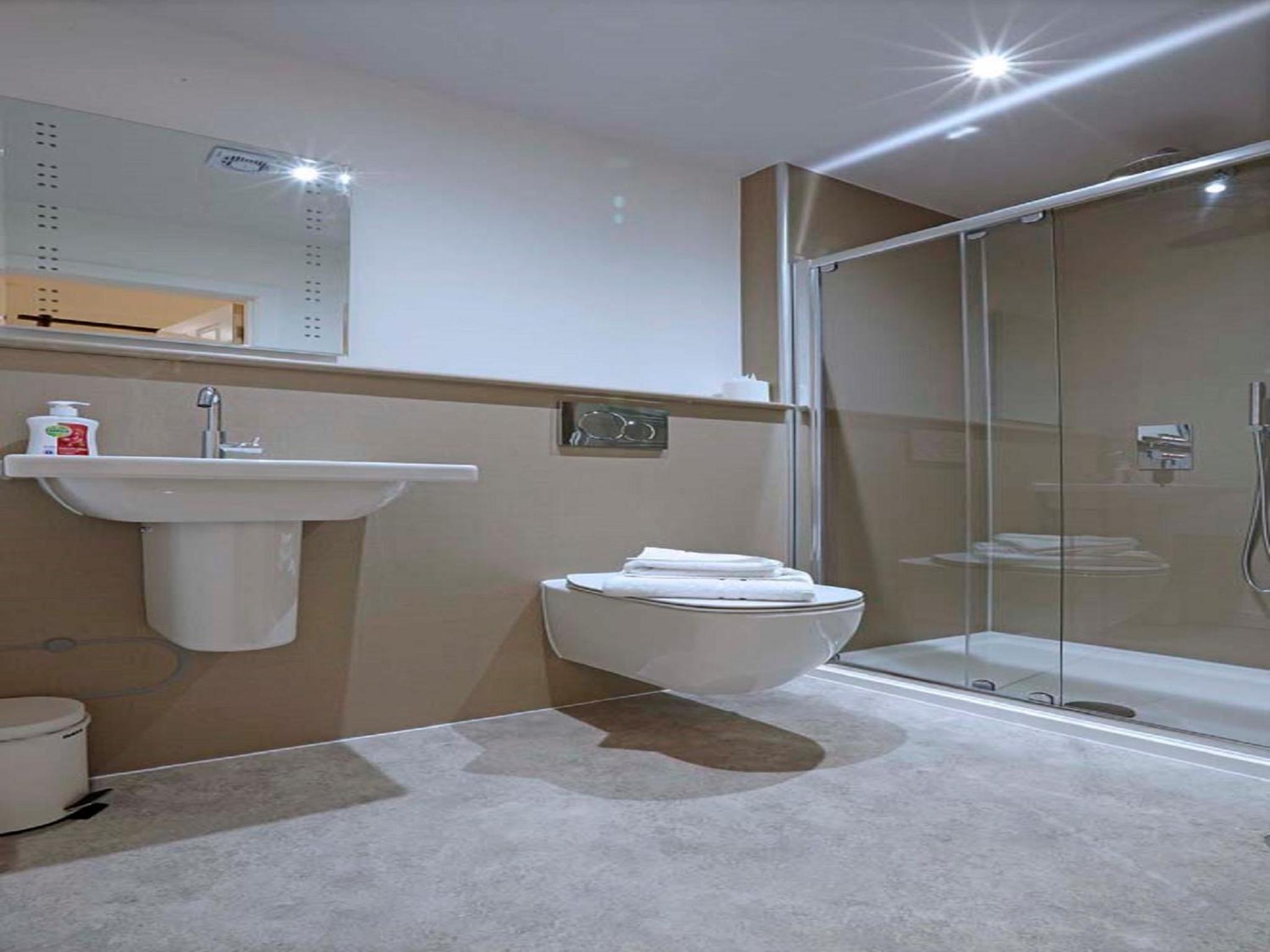 Deluxe Double Room Ensuite with Shower - Photo 5