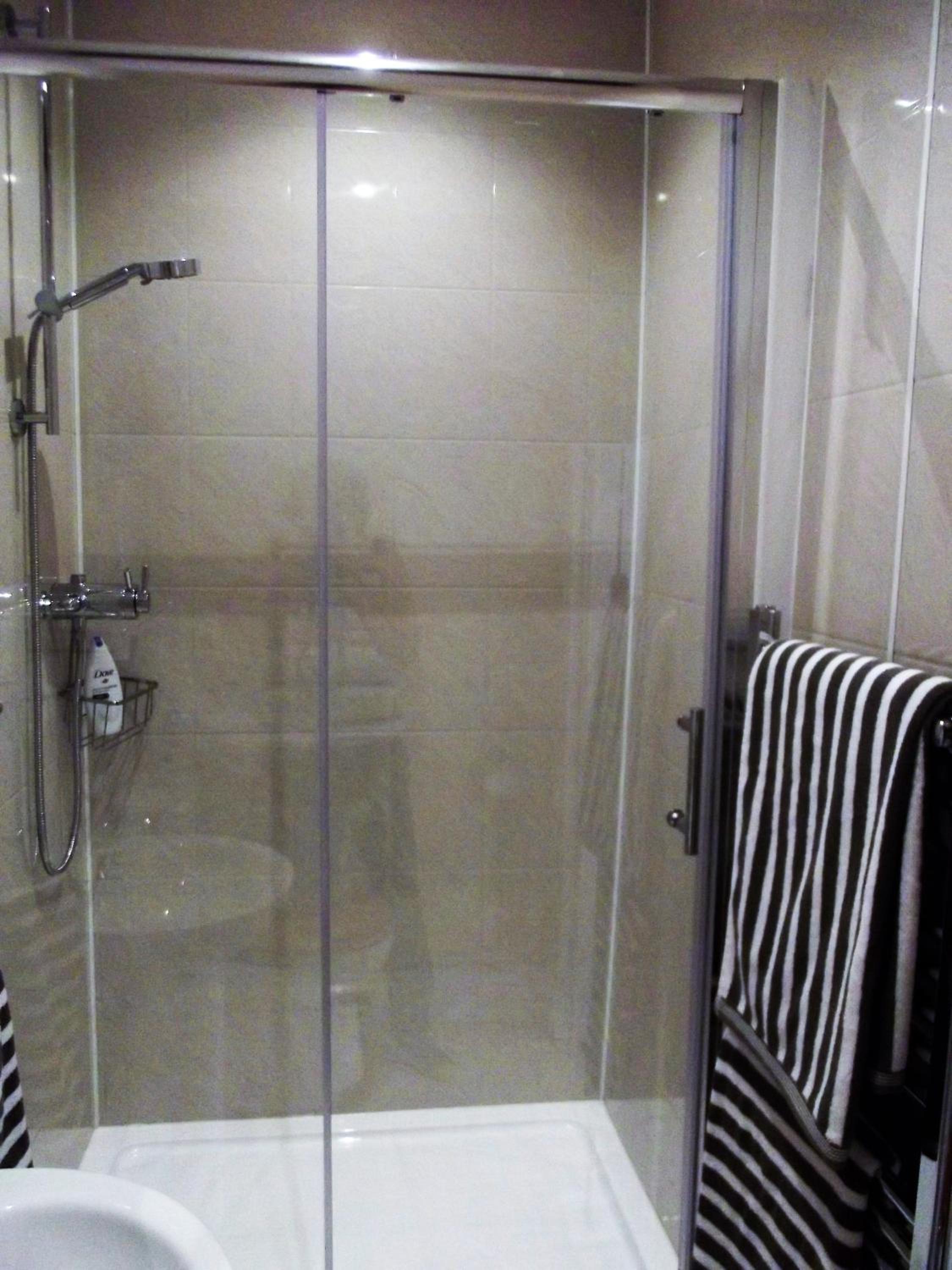 Double or Twin Room with Private Bathroom - Photo 3