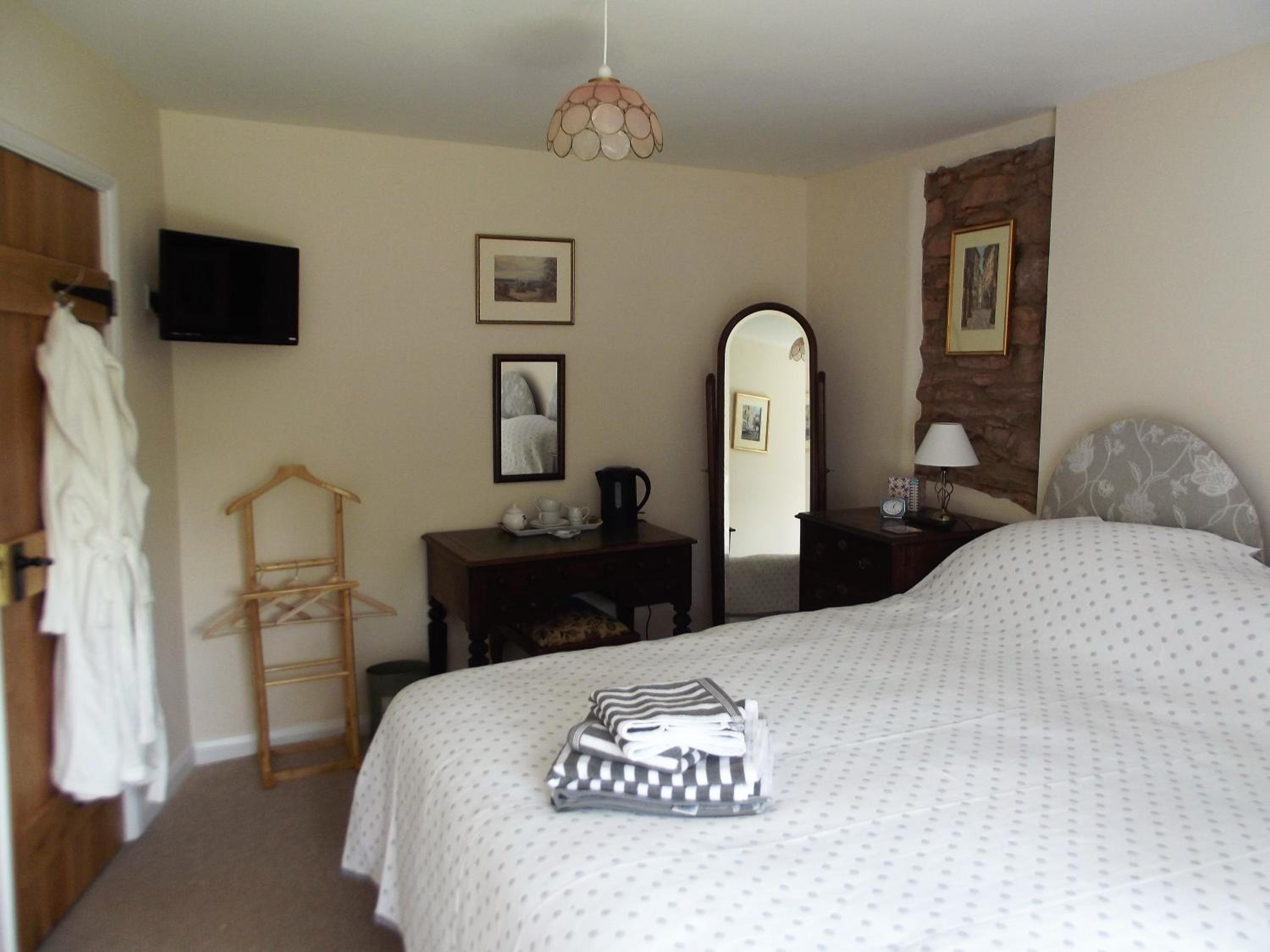 Double or Twin Room with Private Adjacent Bathroom - Photo 2