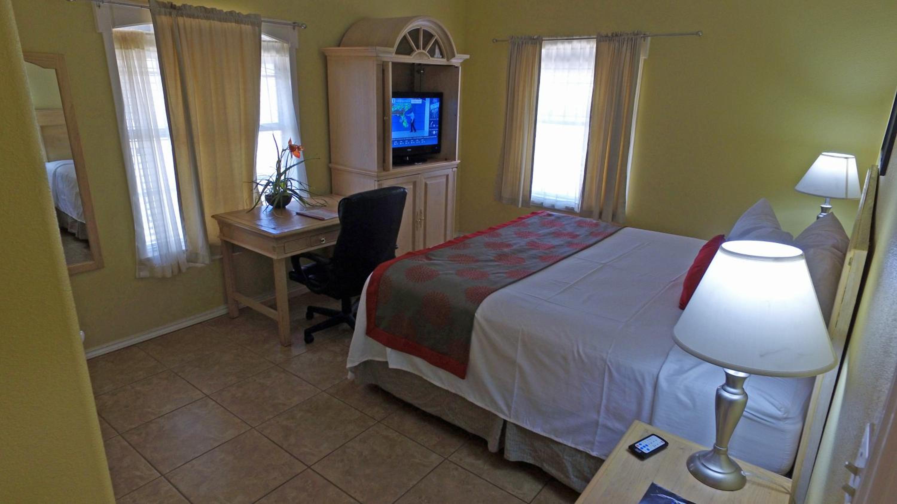 Superior Queen Room with Three Queen Beds - Non-Smoking photo 3