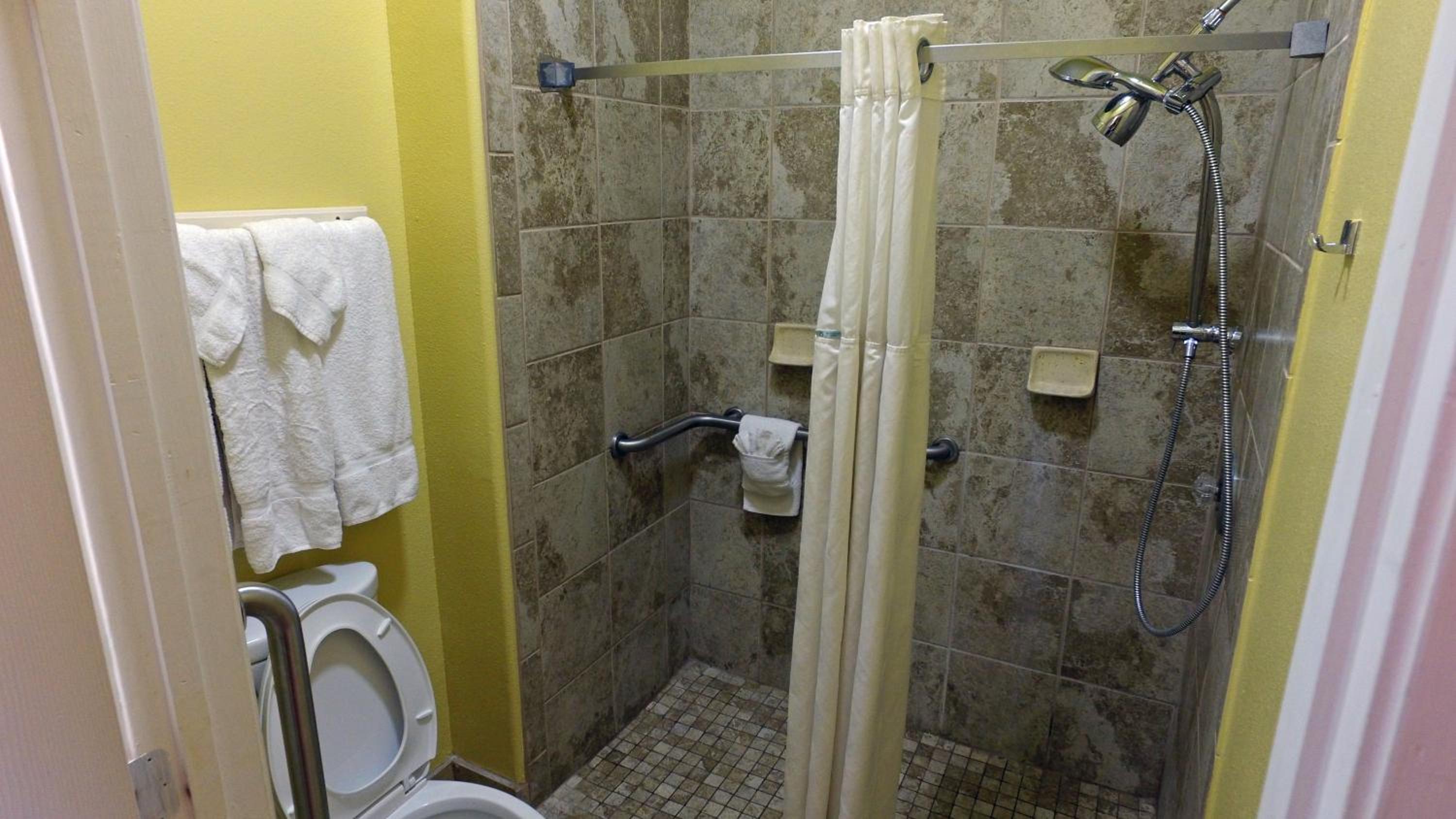 Queen Room with Two Queen Beds and Roll-In Shower - Mobility Accessible/Non-Smoking - Photo 7
