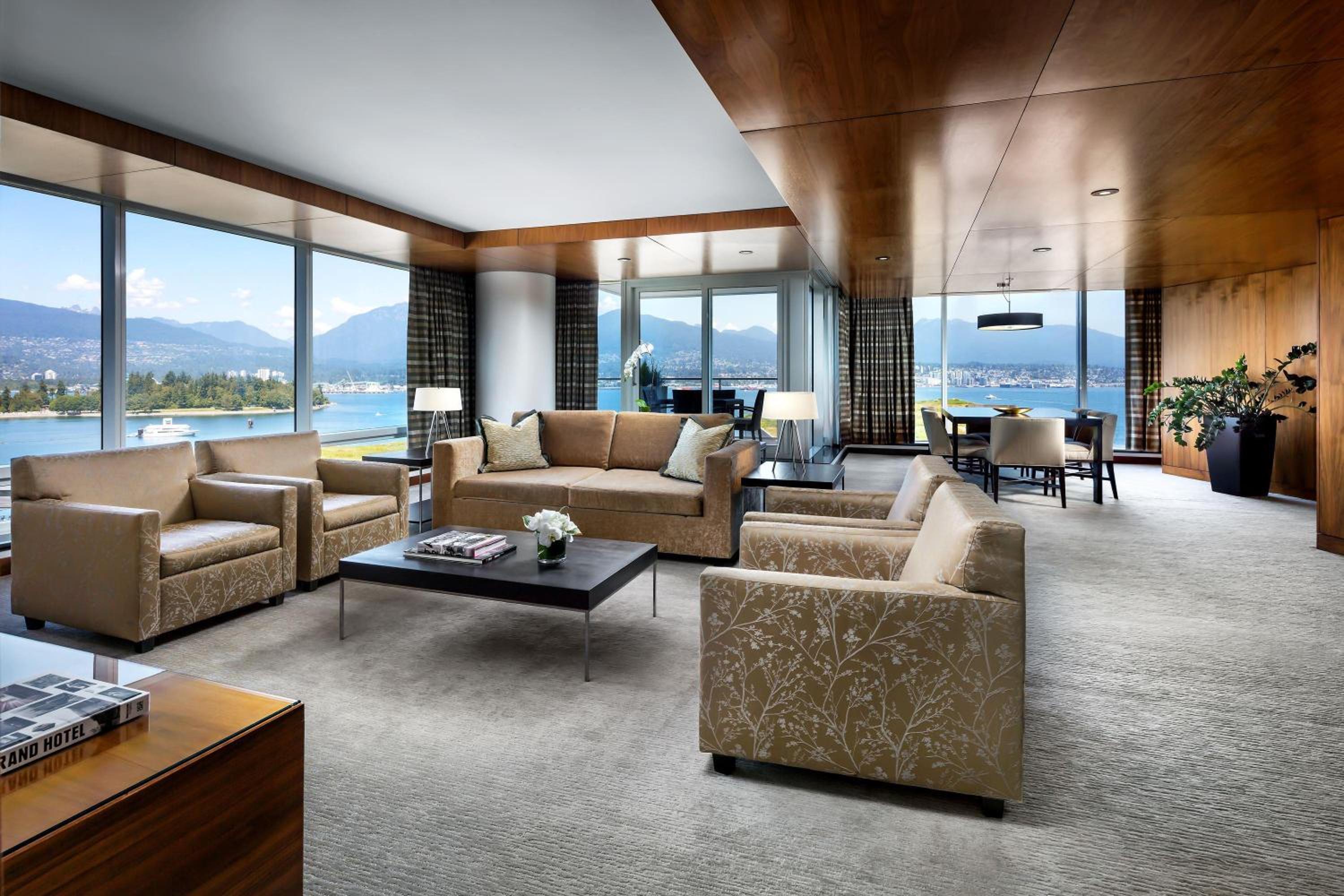 Fairmont Gold Corner Harbor and Mountain View Suite with King Bed