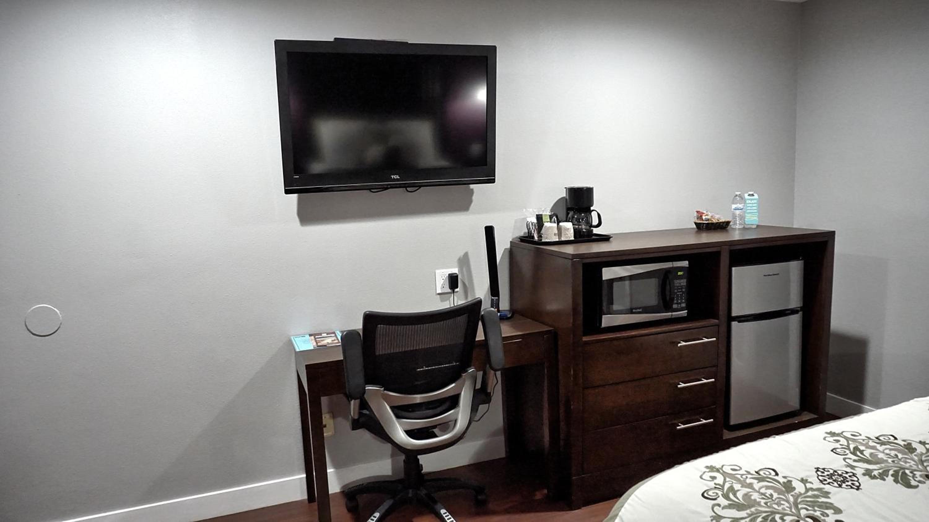 Standard Queen Room with Two Queen Beds - Non-Smoking - Photo 3